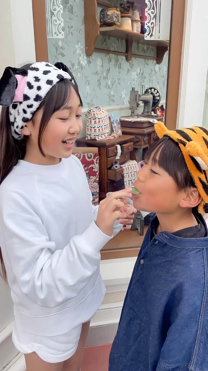 かなのインスタグラム：「久しぶりの𝒍𝒂𝒏𝒅で食べたかったのは #ミッキーワッフル と #リトルグリーンまん 💚 ． みんないつも何食べる~？🧇🍗🍹🍿🍦🍩💞 ． ． #ディズニーランド#ディズニーフード#子連れディズニー #春休み#小学生#disneyland#tokyodisneyland#tdl#disneyfood#reels #reelsinstagram #kana_disney_photo」