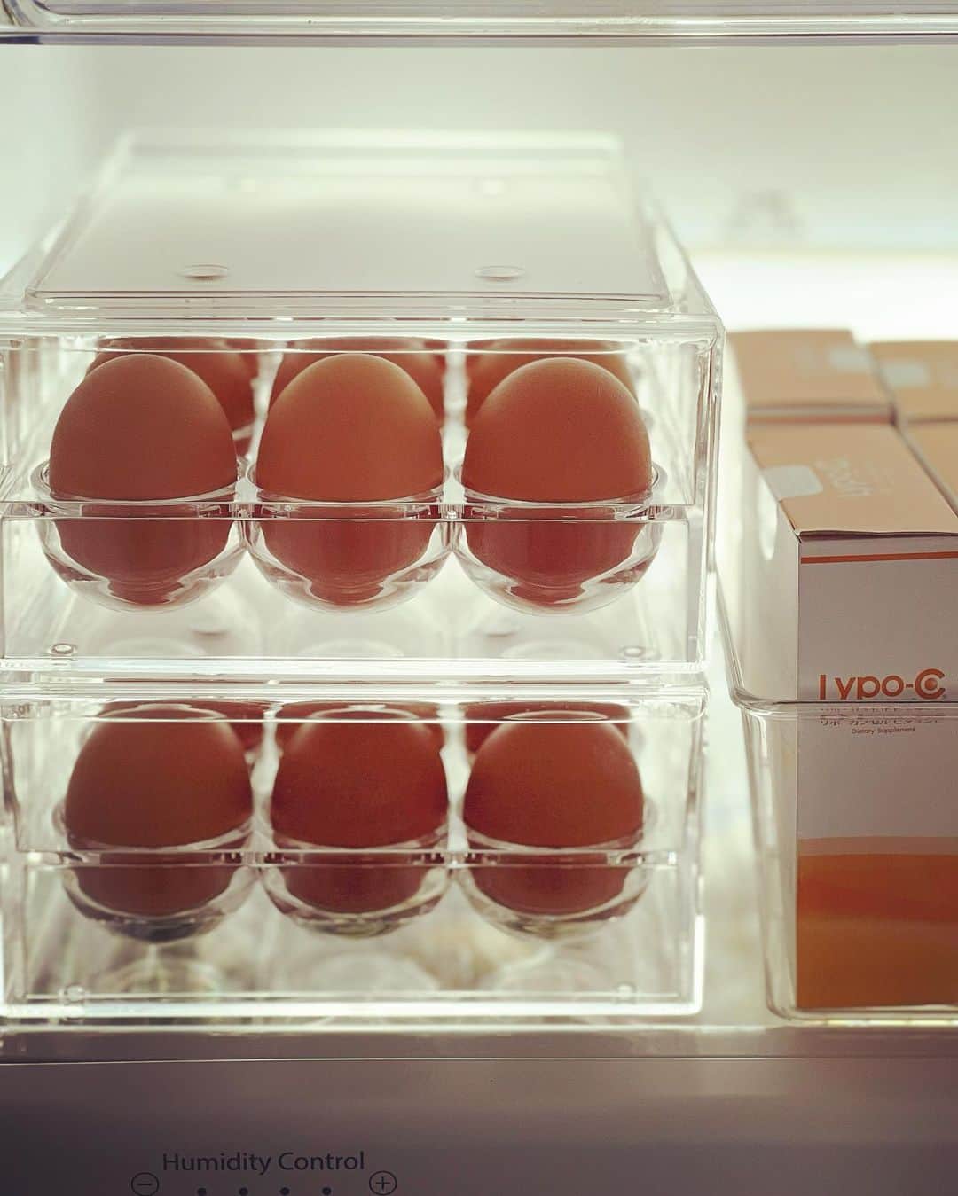 神崎恵さんのインスタグラム写真 - (神崎恵Instagram)「・ 月曜日。 冷蔵庫がいい具合に、ガラんとしています。 母が送ってくれる卵は充実🥚🥚🥚 今夜は冷凍してある鶏肉で、何かつくります。 明日はスーパーかなぁ。 まだいけるかなぁ。 冷蔵庫の中がすっきりする程に、あとどれくらいやりくりできるか面白くなります。  今夜は、ライブ予定です。 リップメイクのレッスンでもしようかなぁと👄 予定。です。　 できないかもしれないので、ゆるりとお過ごしください。 変更があるときにはお伝えします。  #冷蔵庫の中」4月3日 18時17分 - megumi_kanzaki