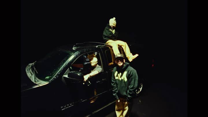 ソン・ファミンのインスタグラム：「Out now💛🖤」