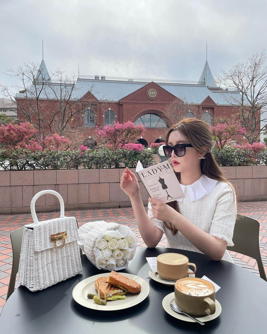 蓼沼綾のインスタグラム：「▼  𝑳𝑨𝑻𝑻𝑬 𝑻𝑰𝑴𝑬  スタジオ巡りの合間に 立ち寄ったVERVE cafe🫖  恵比寿ガーデンプレイスもリニューアルしてカフェや ファミリー向けのショッピングスポットが増えたり さらにパワーアップしたのですね🫰🏻💕  VERVEではガーデンプレイスを一望できるテラス席で 美味しいカフェラテとパニーニを頂きました🥯  お散歩中のわんこと仲良くさせてもらったり、 ゆったりまったりのほほんと幸せなひとときでした🐩  この日もLADYMのツイードドレスを着ていました🪡 清楚でレディ度満点🦢💕 大切なシーンでも活躍してくれる人気のカラーです🤍  ドキドキワクワク、、、 今月は皆様にお会いできるイベントを予定しているので、 あれこれ準備を進めています🖋  4/21(金)4/22(土)の2日間の予定ですが、 皆様ご都合はいかがですか？💕  詳細は決定次第、改めてご案内させて頂きます🕊  -------------------------  ■LADYM / ラディム @ladym_jp  シフォンカラーツイードドレス ホワイト 159cm Mサイズ着用  ■VERVE Coffee Roasters  @vervecoffee  @vervecoffeejapan   \ まるでパリ？なロケーションのテラス席があります🇫🇷 / 恵比寿ガーデンプレイス店 〒150-0013 東京都渋谷区恵比寿4-20-7 センタープラザ 1F  -----------------------------  #LADYM #ladym_style #ラディム #ootd #fashion #vervecoffee  #verve #恵比寿ガーデンプレイス  #恵比寿カフェ  #カフェ活  #ツイード #tweed #花束 #サングラス #chanel #恵比寿 #parisienne」