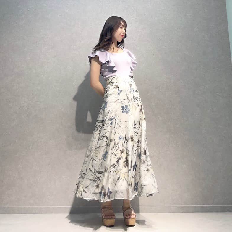 のインスタグラム：「. ／ ポイント10倍プレゼント中！ 詳細は @mercuryduo_styling   ストーリーからCHECK  着回し抜群！定番ニットと 人気No.1スカートのスタイリング。 春夏大活躍間違いなし✔︎ ＼ ⁡  #2way総針ラッフルコンパクトニット color:off-white/charcoalgray/black/red   green/blue/lavender/beige size:F 690ポイントプレゼント  #シアー分繊フラワーフレアスカート color : ivory/pink/mintgreen size : S/M 1,760ポイント付与  ⁡ アイテム詳細は @mercuryduo_stylingのTOPリンクより 公式サイトRUNWAY channelをご覧ください。  【着用スタッフ】 @mercuryduo_ayana / 161cm 骨格ストレート / ブルベ夏 ⁡ ⁡  ＿＿＿＿＿＿＿＿＿＿＿＿＿＿＿＿＿＿＿＿＿＿＿＿＿＿  ⁡ @mercuryduo_com   #MERCURYDUO #公式通販RUNWAYchannel #マーキュリーデュオ  ＿＿＿＿＿＿＿＿＿＿＿＿＿＿＿＿＿＿＿＿＿＿＿＿＿＿ #花柄スカート#花柄スカートコーデ#春スカート#春服コーデ#ラッフルニット#カラーニット#フェミニンコーデ#大人可愛いコーデ#大人可愛いコーディネート#大人かわいいコーデ#大人フェミニンコーデ#カフェコーデ#旅行コーデ#骨格ストレートコーデ#デートコーデ#モテコーデ#骨ストコーデ#ブルベコーデ#ブルベ夏コーデ」