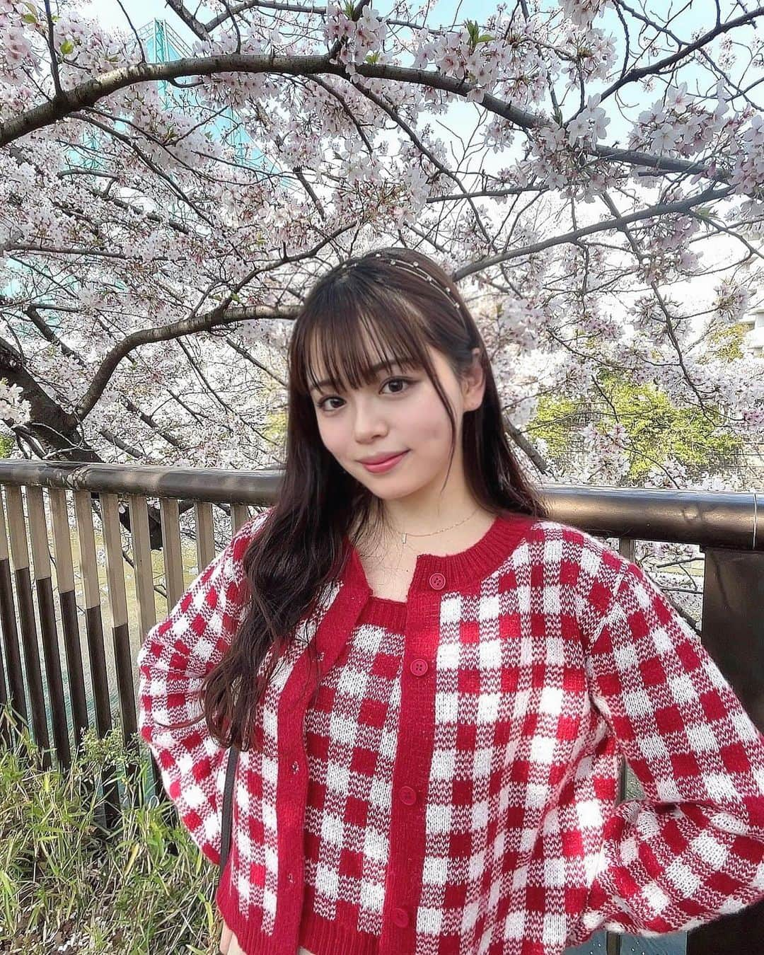 渡邉鈴音のインスタグラム：「目黒川でお花見してきました🌸 今年はお花見行けてよかった~  桜のスパークリングワイン美味しかった🍷😋  皆さんはお花見行けたかな？？ ・ ・ ・ ・ ・ #花見 #花見スポット #花見🌸 #目黒 #目黒川 #目黒川の桜 #さくら #さくらまつり #🌸」