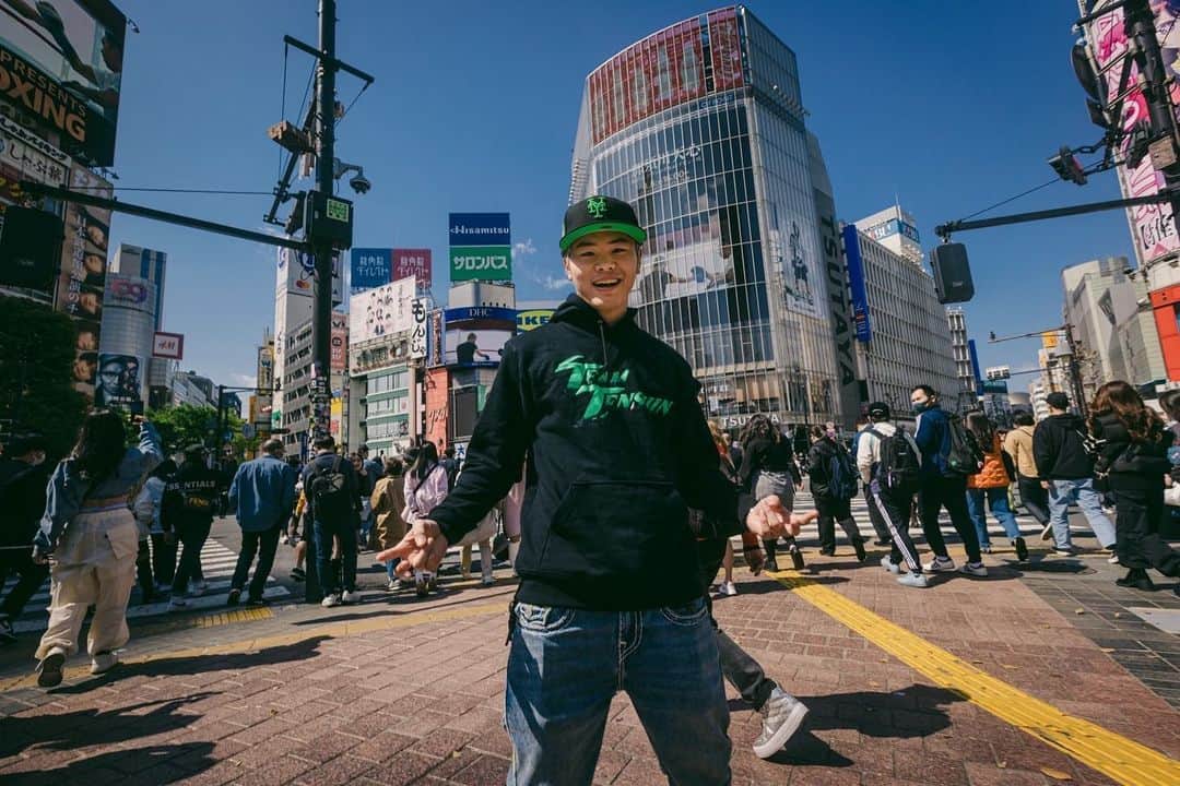 那須川天心のインスタグラム：「本日から色んなところをジャックしました😎 CMや駅の広告、いろんなところに俺がいます🦖 見つけた人はメンションして沢山載せてね🥊 #TEAMTENSHIN #プライムビデオで天心第2章」
