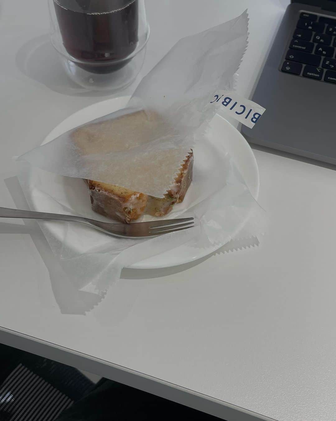 貴田理沙のインスタグラム：「3時のおやつタイム🥠🤍 シトロンケーキあったら絶対買っちゃう🍋」