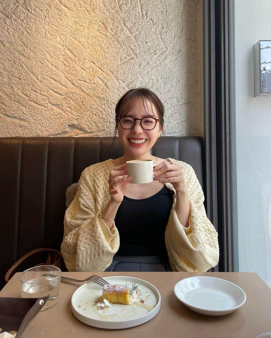Aoiのインスタグラム：「美味しいもの食べて 目がなくなるまで笑って食べて 幸せな休日🌿 @uraebis はディナーしか行ったことなかったので 初ランチ🫶 やっぱり美味しくてたらふく食べました🙆‍♀️ with @nao70818 ❤️  #恵比寿ランチ#カフェ#恵比寿#恵比寿グルメ  #春コーデ#骨格ナチュラル #平均身長コーデ#デートコーデ#fashion#ootd#cordinate#大人カジュアル」
