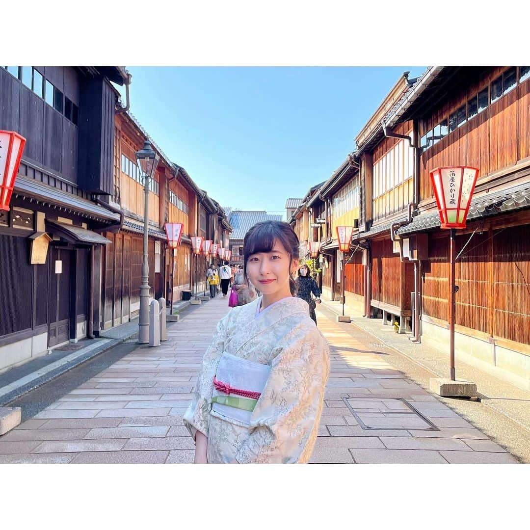 二見夕貴のインスタグラム：「.  久しぶりのお着物👘♡♡♡  -  3月下旬に5度目の金沢へ 遊びに行ってきました！🫶🏻💕 ( 地元かよ！ )  鎌倉でも京都でも着物レンタルなんて したことなかったわたしですが、 初めてひがし茶屋街を歩いた時に 着物の人だけ歩いていてほしい…！！！ とまで感じた素敵な古い街並みに憧れて ついに！ 今回は2人旅だったので 観光客らしいことしちゃいました😍🫶🏻  元々着物は好きだし着付けもできるけど なかなか着る機会を作れずな近年で、 今回初レンタルしてみたら 見立ててくれるわけではなかったので(笑) 選ぶのにめちゃくちゃ時間かかったけど、 小物選びはとっても楽しかった✨  ヘアスタイルのインナーカラーに ピンクを入れてたのと 選んだシックな着物の裏地がピンクだったので ピンクとグリーンの補色コーデにしてみました🫶🏻  2人してめちゃ悩んだから 2時間経ってたよ😇 何度も遊びに来てる場所だからできる 時間の使い方でした👼🏻💫笑  楽しかった🥰  着物の人しか歩けませんweekとか 作ってほしい😍笑 ( その光景を観たいが為に自分も着る )  #kimonofashion #japanesegirl #kanazawa #japantrip #着物コーデ #レンタル着物 #金沢 #着物散歩 #ひがし茶屋街 #旅好き女子 #2年半で5度目 #金沢大好き」