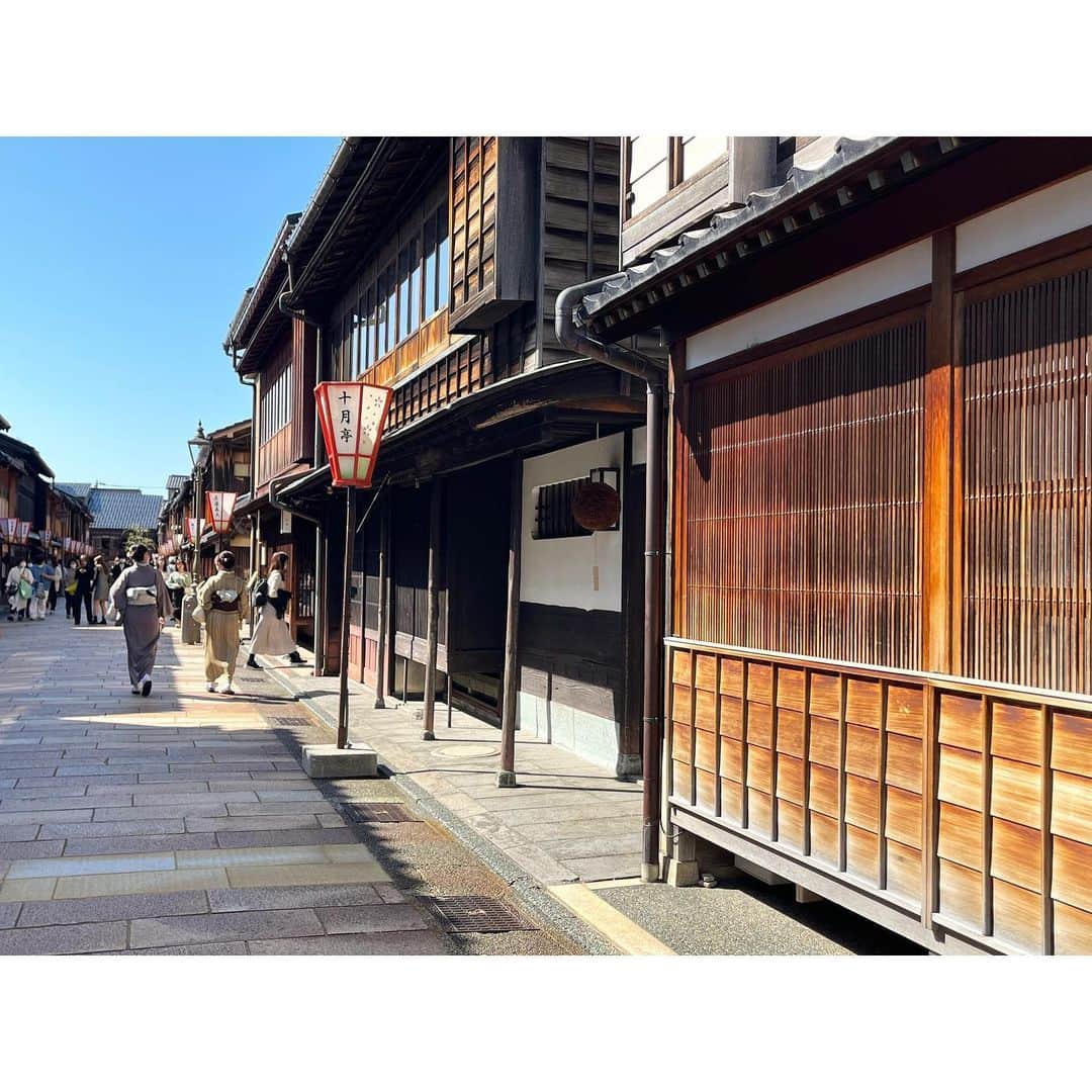 二見夕貴さんのインスタグラム写真 - (二見夕貴Instagram)「.  久しぶりのお着物👘♡♡♡  -  3月下旬に5度目の金沢へ 遊びに行ってきました！🫶🏻💕 ( 地元かよ！ )  鎌倉でも京都でも着物レンタルなんて したことなかったわたしですが、 初めてひがし茶屋街を歩いた時に 着物の人だけ歩いていてほしい…！！！ とまで感じた素敵な古い街並みに憧れて ついに！ 今回は2人旅だったので 観光客らしいことしちゃいました😍🫶🏻  元々着物は好きだし着付けもできるけど なかなか着る機会を作れずな近年で、 今回初レンタルしてみたら 見立ててくれるわけではなかったので(笑) 選ぶのにめちゃくちゃ時間かかったけど、 小物選びはとっても楽しかった✨  ヘアスタイルのインナーカラーに ピンクを入れてたのと 選んだシックな着物の裏地がピンクだったので ピンクとグリーンの補色コーデにしてみました🫶🏻  2人してめちゃ悩んだから 2時間経ってたよ😇 何度も遊びに来てる場所だからできる 時間の使い方でした👼🏻💫笑  楽しかった🥰  着物の人しか歩けませんweekとか 作ってほしい😍笑 ( その光景を観たいが為に自分も着る )  #kimonofashion #japanesegirl #kanazawa #japantrip #着物コーデ #レンタル着物 #金沢 #着物散歩 #ひがし茶屋街 #旅好き女子 #2年半で5度目 #金沢大好き」4月3日 23時54分 - yyyuki___