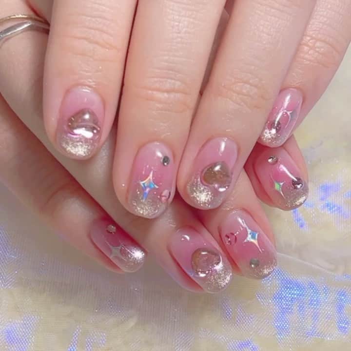 なかやまちえこのインスタグラム：「チーク × マグネットグラデーション🪄⠀ ⠀ @dreamy_canon ちゃん⠀ @youmenosay ⠀ ⠀ #nail #nails #nailart #ネイル #美甲 #ネイルアート  #japanesenailart #manucure #japanesenails #manicurist #gelnails #أظافر #네일아트 #미용  #เพ้นท์เล็บ #artedeuñas #เพ้นท์เล็บเจล #ジェルネイルデザイン #ネイルデザイン #nagelkunst #かわいい #かわいいネイル #ゆめかわ #ゆめかわネイル ⠀ @aby_sharenail ⠀ @preanfaofficial @kimacat_betty @pregel.jp」