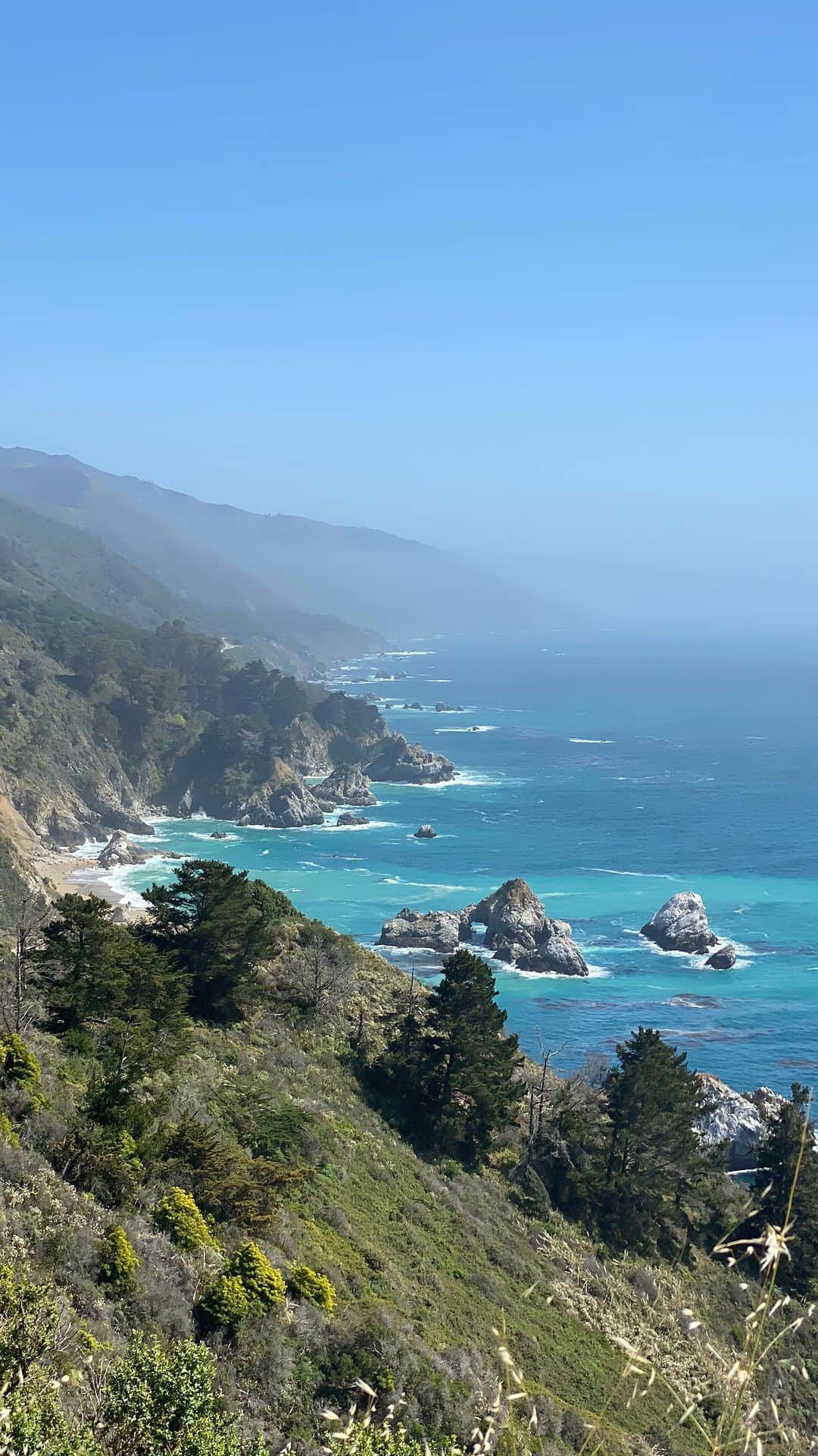 デイジー・クレメンタイン・スミスのインスタグラム：「Going to Big Sur was always on my bucket list. I kept waiting for the perfect time and for someone to invite me on some magical pre-planned trip. There was a lot of talk about how “we should go! Let’s plan something!” It was like the lunch you never go to with the friend you always run into. And like that lunch, the trip was not going to happened.   When I finally went to Big Sur, I left on a random day by myself. The timing wasn’t ideal, and I spent the majority of my trip driving to get there and back. But it was perfect for me. A few things come to mind when I think of my overnighter -   - Imperfect action is better than waiting in indecision for perfection. You can always adjust plans, and movement creates momentum and momentum creates motivation. My grandpa always used to say “Let’s go do something, even if it’s wrong”.   - It’s always worth it to go out of your way to see something beautiful. Being in awe of something bigger than and outside of yourself connects you back to yourself. It puts things into perspective.   - Sometimes you just gotta get the heck outta here. If you’re stuck in old thought patterns and old habits, maybe you just need to take a break from your life and the version of yourself that you think you are. Get out of there mentally by getting out of there physically.   Big Sur is probably really dreamy right now, and if you’re lucky maybe the calla lilies are still in season. If you’ve always wanted to go, this is your sign!」