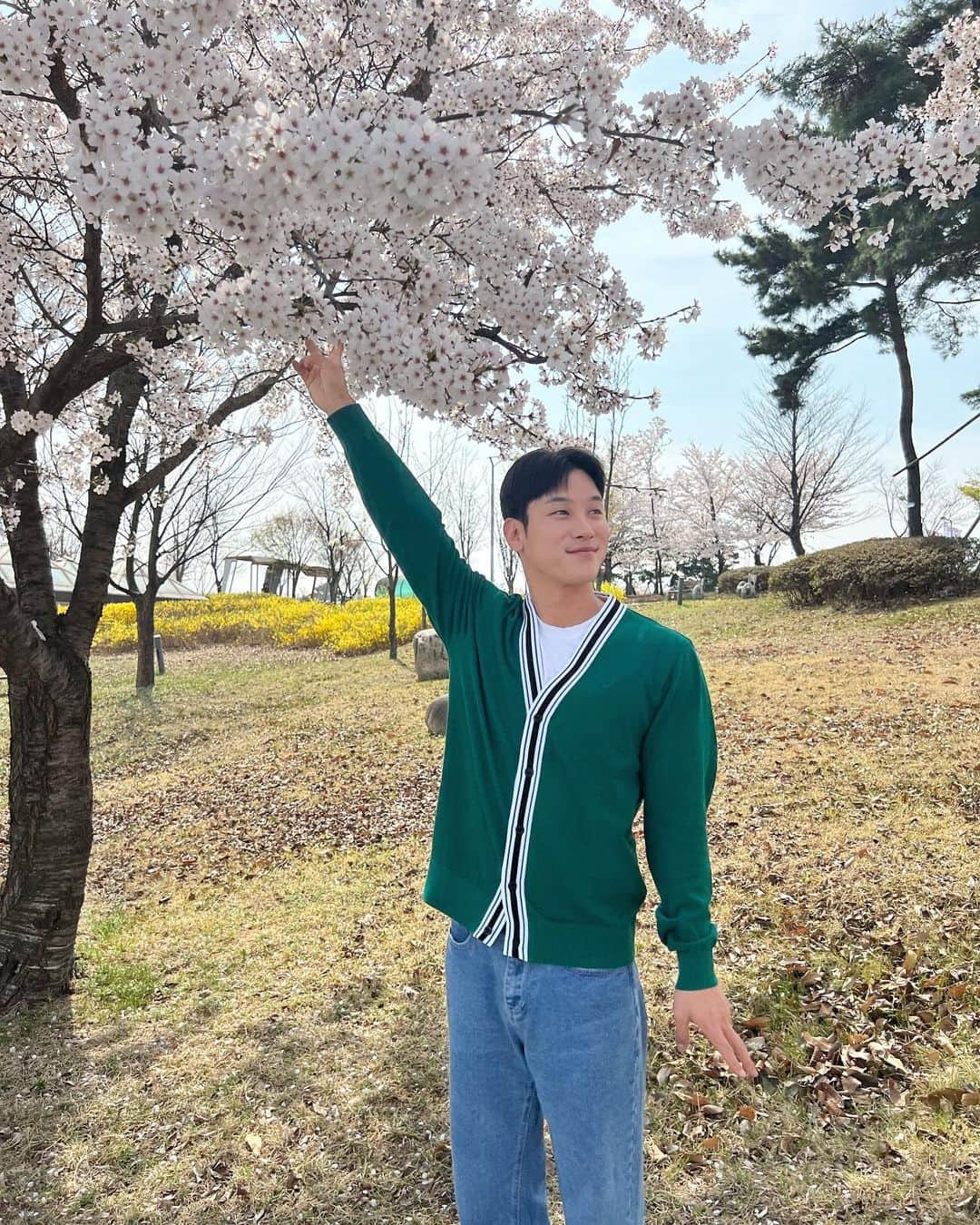 Lee Si-gangのインスタグラム：「아이고.. 참..해맑네...😅🤣 (한국드러와서 벚꽃 보고,다시출국✈️)  가디건 골프복인데 너무 이뻐서 입고옴💚 @callawayapparel_korea   日本の皆さんいよいよ東京に来ました💚 明日来る人コメントしてみて💚」