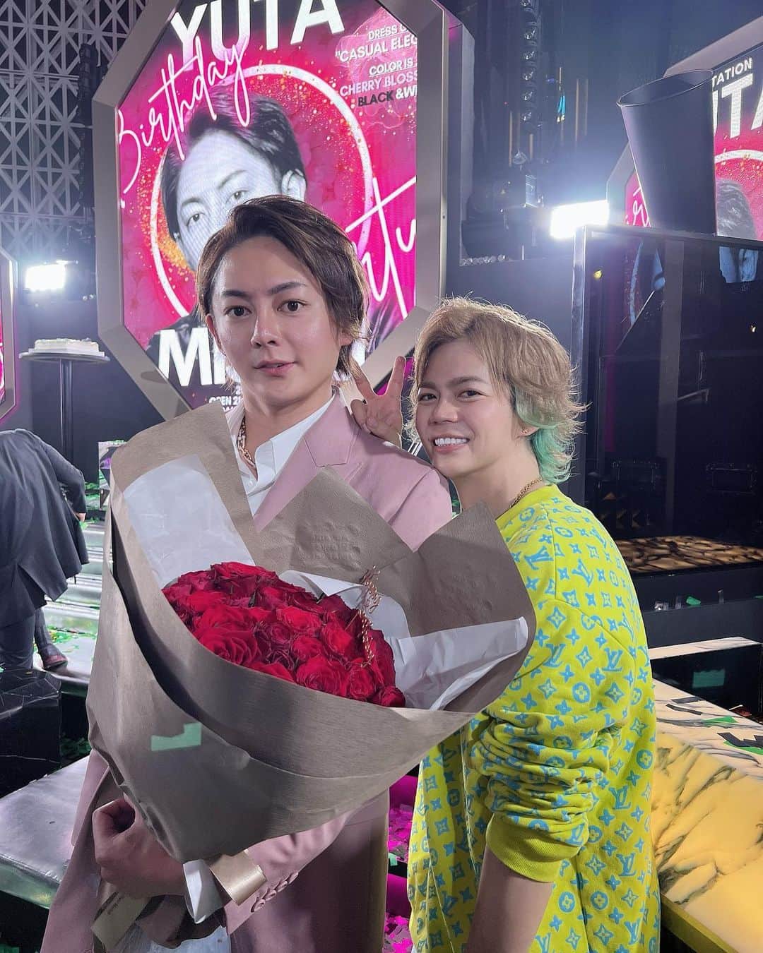 のインスタグラム：「青汁王子HBD🎂🥂 圧倒的世界観の誕生日会だった🤩 おめでとうー！！ #仲間のお祝いは全力で」
