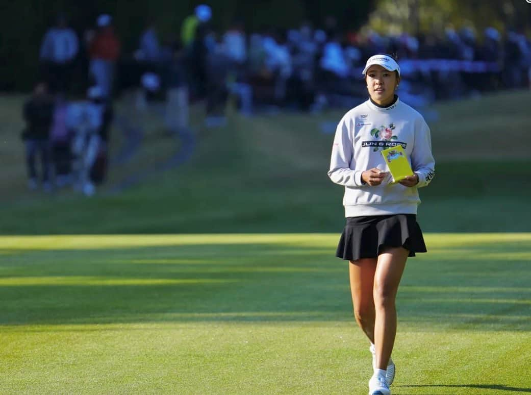 エイミー・コガさんのインスタグラム写真 - (エイミー・コガInstagram)「Yamaha Ladies Open🌸 Thank you Katsuragi Golf Club for hosting another great tournament! The course and greens are always in stunning shape, being one of the most beautiful courses we play on tour, and the amazing hospitality! (very good food)  Thank you to all the volunteers, staff, sponsors and and fans!💛  大好きな葛城🌸 いつもコースコンディションとホスピタリティがさいこうです！ 今年もグリーンとコースはスーパーしあがっててめっちゃキレイでむづかしかった！ 土日はとくいなショートゲームがボロボロでくやしいきもちです😭  今週もいっぱいおうえんありがとうございました🧡 さくらもいっぱいさいてた☺️ 来週もがんばるぞ💪  #yamahaladiesopen #エイミーコガ  #バイキングのカレーといちご食べすぎた」4月3日 18時26分 - eimango