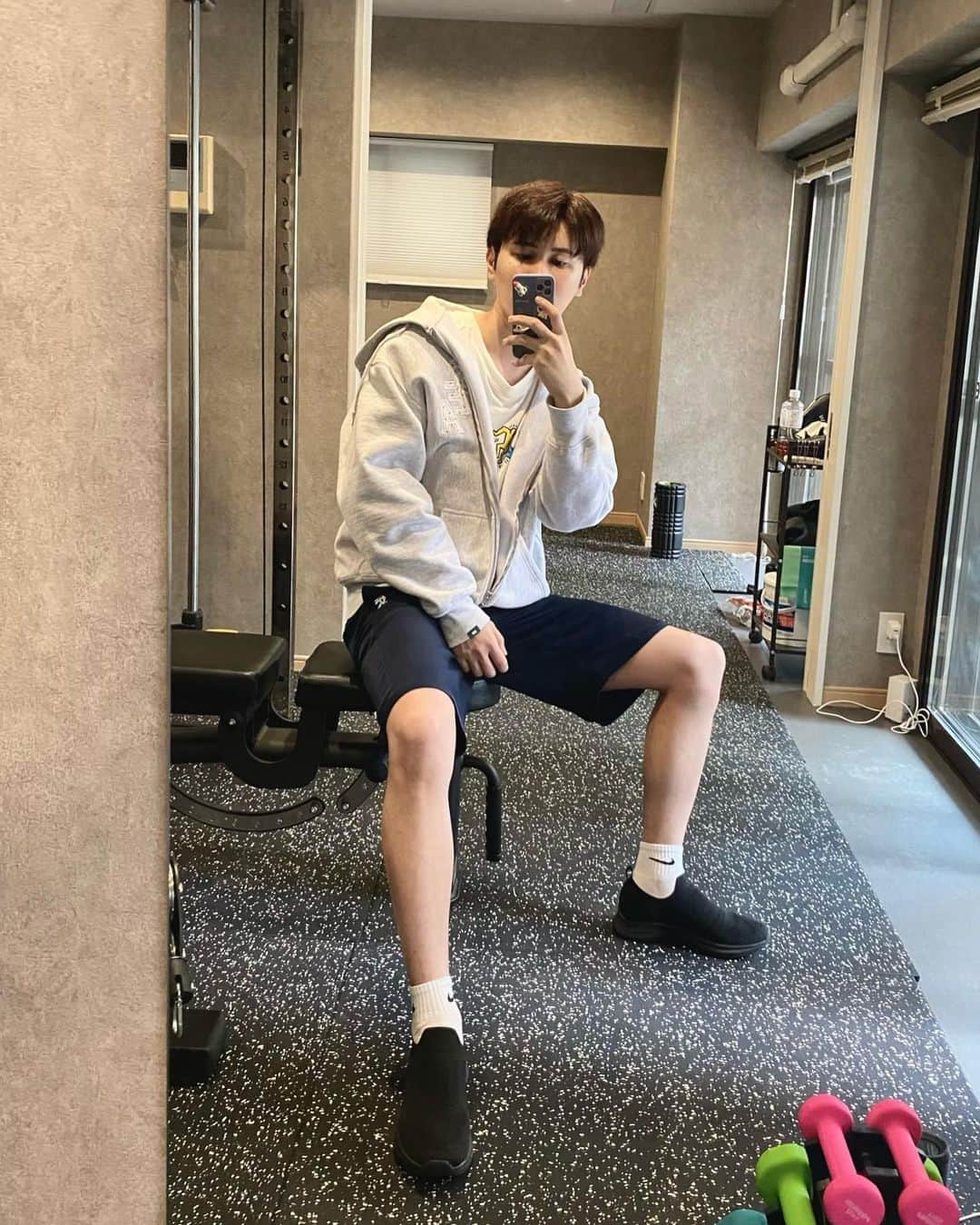 池添俊亮のインスタグラム：「運動した日はすっきりしますね！ ダイエットや筋トレ目的の運動ももちろんですが、心の健康の為に運動することって大事だなと最近つくづく感じます。  お気に入りの服を着て運動するといつもより少し楽しくできる気がします🌸  P.S.スマホケース可愛くないですか？🪐  @windandsea_wear  @niketokyo   @eight.turn.official  @yyyyuri___98」