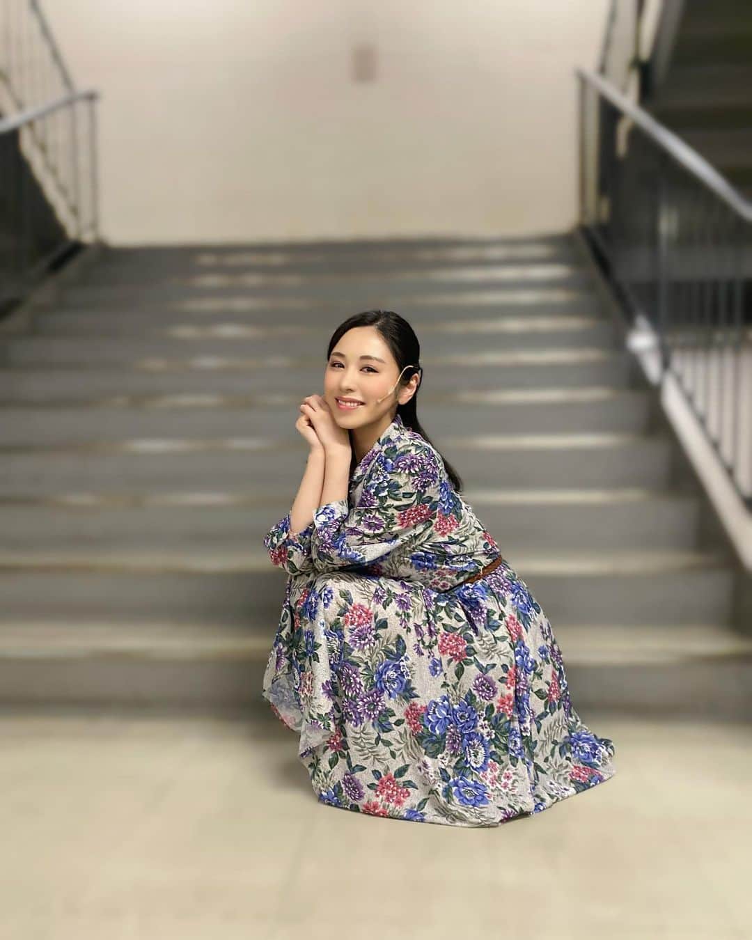 のインスタグラム：「宮下舞花、初主演作品 #東京ミュージカル 無事終演致しました✨🗼  終演後したためていたものを…遅くなりましたが投稿です🙇‍♀️とても長いのでお時間ある時にでもお読みいただけたら幸いです🥰 （長すぎて分割投稿、第一弾♡🙇‍♀️）  染谷茜として、 伊藤はるかとして生きた日々は 純粋で 真っ直ぐで 苦しくて 愛しくて 切なくて 輝いていて 美しかった。 そんな感覚でした。  この作品は『絶望』と『希望』が1幕と2幕で散りばめられていました。  【1幕】 戦前から戦後に生きた染谷茜。 好きな赤い服も、夢さえも制限される日々。 そんな中出逢った愛しい人に真っ直ぐに恋をして。結婚して。 お腹に2人の宝も授かって、そんな中… 戦争で清さんは特攻に行ってしまいました。  ただ清さんと生きられたら…好きなジャズを、2人で聴いて、歌えたら。 見送ることしか、毎日空を見上げ、祈ることしかできなかった。 それが本当に苦しかったです。  清さんと離れ離れになり、 娘の幸を1人で育てる日々になった茜  ♪〜違う時代なら　離れずに暮らせるの？ 夫婦は2人で1人　私たちも2人で1人〜♪  彼女の素直さ、願い そして自分自身を励ます、 私は1人じゃないという気持ち。  全てがこもったM12の手紙というナンバー、この台詞は特に演じる上でとても大切にしていました。  どんな時も清さんを感じでいたくて。 小道具で清さんの写真を作っていただいて持たせてもらったり。  東京大空襲のシーンで、姉さんとも父さん母さんとも離れ離れになってしまって…東京は火の海、目の前には火に苦しむ人も逃げ惑う人もたくさんいる中で 恐ろしい光景の中で私は幸を抱いて… 清さん、清さん…とつぶやくことしかできなかったけど。そんな時も清さんを、そして優しい歌声や送ってくれたジャズを感じて1人じゃないと励まされていました。  1幕ラストナンバー 終戦をむかえて、清さんも4度目の特攻で亡くなり、焼け野原になった東京で放つ 茜の最後のソロ。  『私たちにあるのは　明日への希望だけ 時代は変わってゆくのだ』　  絶望の中で、そう言える茜の強さに 台本、譜面をいただいた時にとても感銘を受けて。 茜の強さと気持ちを絶対になにより大切に届けたいと思ったシーンでした。 1番辛く苦しい場所でもありましたが、右手に感じる幸の温もり、左手に感じる成美姉さんの温もりに『生きる』意味をもらえたから。 立ちあがろうと思えたのだな…と本番を終えて感じています。  　　 【2幕】 描かれる時代が現代に。 歌手として、夢を叶えた伊藤はるか。 赤い服を着て 『こころから　好きなことだけ 命かけて　やりたいことだけ 私にむいたスペシャルなことだけ 身につけたいの♪』 自分の想いを隠すことなく、 かつてはジャズと言われていたジャンルの音楽で表現をするはるか。  新曲の作曲家、登さんと運命の出逢い すぐ恋に落ちて。 仕事でフィリピンに行くという恋人の登さんに 真っ直ぐ、そばに、一緒にいて欲しいと言えたはるか。 離れずに暮らすことを選択できる時代に生きてる。行かないでって言える幸せ。  私はどうしても… 生まれ変わりであると感じて演じていました。 （ハマナカ先生は生まれ変わりではないかもしれないと、それぞれの感じ方に委ねるとおっしゃっていました☺️）  違う時代で、自由に、愛しい人達と居られる喜びを、はるかとして全身で感じていました。 そして、1幕を通して演じるからこそ、すぐそばにある日常の中に溢れる幸せを尊く感じられました。  中でもその感情を強く感じたのは 伊藤家、家族でお祝いに食事に行くシーンでした🍽 千穐楽は涙を堪えるのが大変なほど、家族が愛おしく他愛もない時間がたまらなく幸せで。  ママのとろけそうな笑顔 パパの家族まるっと包み込む穏やかな雰囲気 お姉ちゃんのは伊藤家の太陽であり希望  一生忘れないだろうなぁあの感覚。 本当に大切な本当の家族でした👨‍👩‍👧‍👧♡  本編ラスト レコーディングのシーンで任せていただいたナンバー『時代』。 登さんが交通事故で亡くなるかもしれない…そんな中でレコーディングに挑みました。  この作品のテーマである 『人は時代に生きてゆく　人は時代と生きてゆく』 何度も繰り返しこの曲で出てくる言葉でした。  登さんに対してだけではなく  茜として生きた人生 過去から受け継いだ想いを感じながら はるかとして懸命に届けました。  沢山の方から『時代』、心に残ったよ 涙したよとお声をいただき。 本当に嬉しく思います。  第二弾へ続く…」