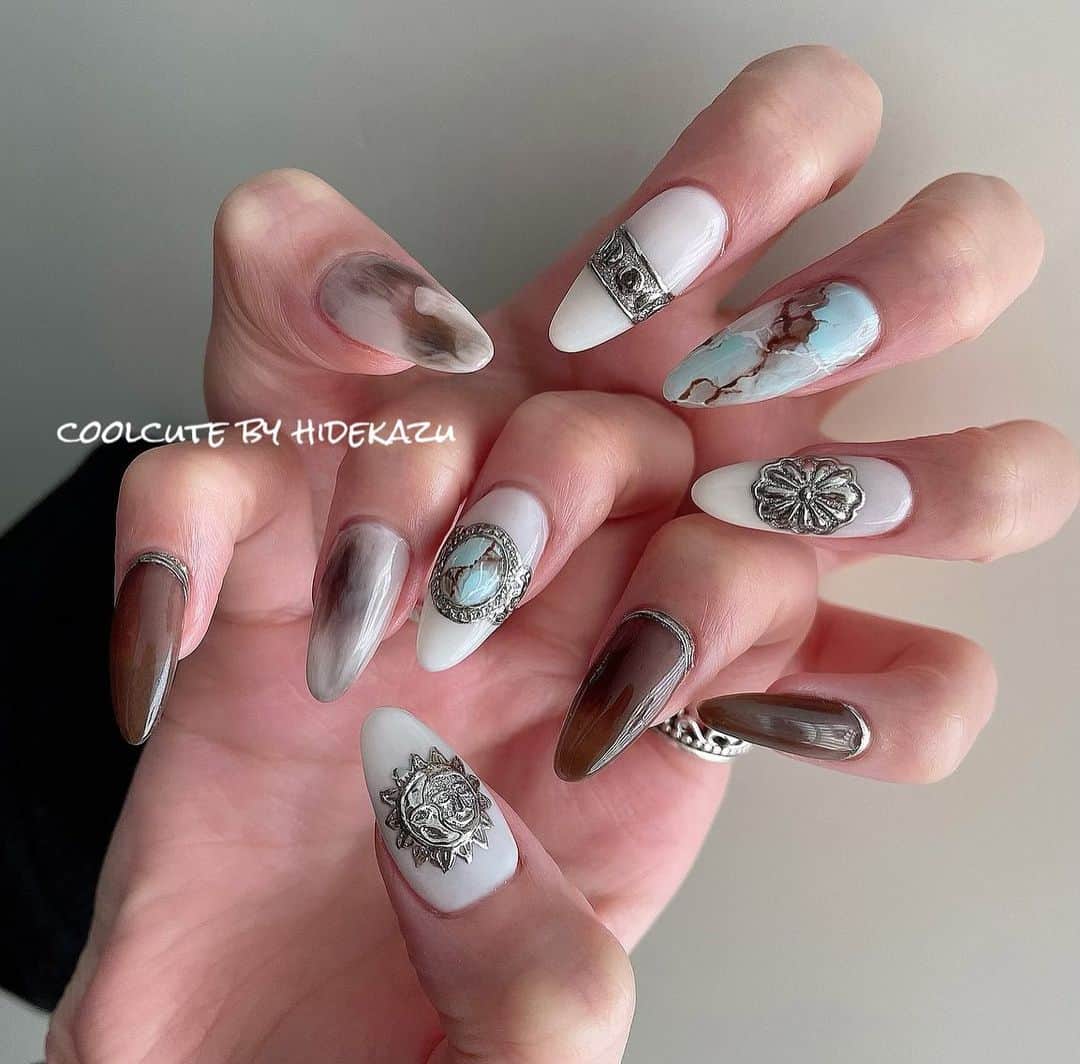 のインスタグラム：「◇BOHOスタイル 手描きシルバージュエリー💅 ・ @raygel.nail_official  @d.nail_offical  ・ ・ ・ ネイル、レッスンのご予約お問い合わせはこちらから⬇️ プライベートサロンCoolCute 中目黒駅徒歩２分  ご予約はLINEより LINE 🆔→「@ghu9662h」 ※@マークを付けたままご検索ください。  もしくはプロフィールの「メール」よりお問い合わせください。 ・ ・ ・ #ファッション#おしゃれ#オシャレ#かわいい#かっこかわいい#coolcute#hidekazu#ネイルアート#ネイル#ジェルネイル#ネイルデザイン#エスニックネイル#ボヘミアンネイル#手描きネイル#天然石ネイル#bohoネイル#シルバージュエリー#ボヘミアンスタイル#インディアンジュエリー#ターコイズネイル #nail#nails#nailart#nailartist#gelnail#fashion#nailstagram#Instanails#bohemian#boho」