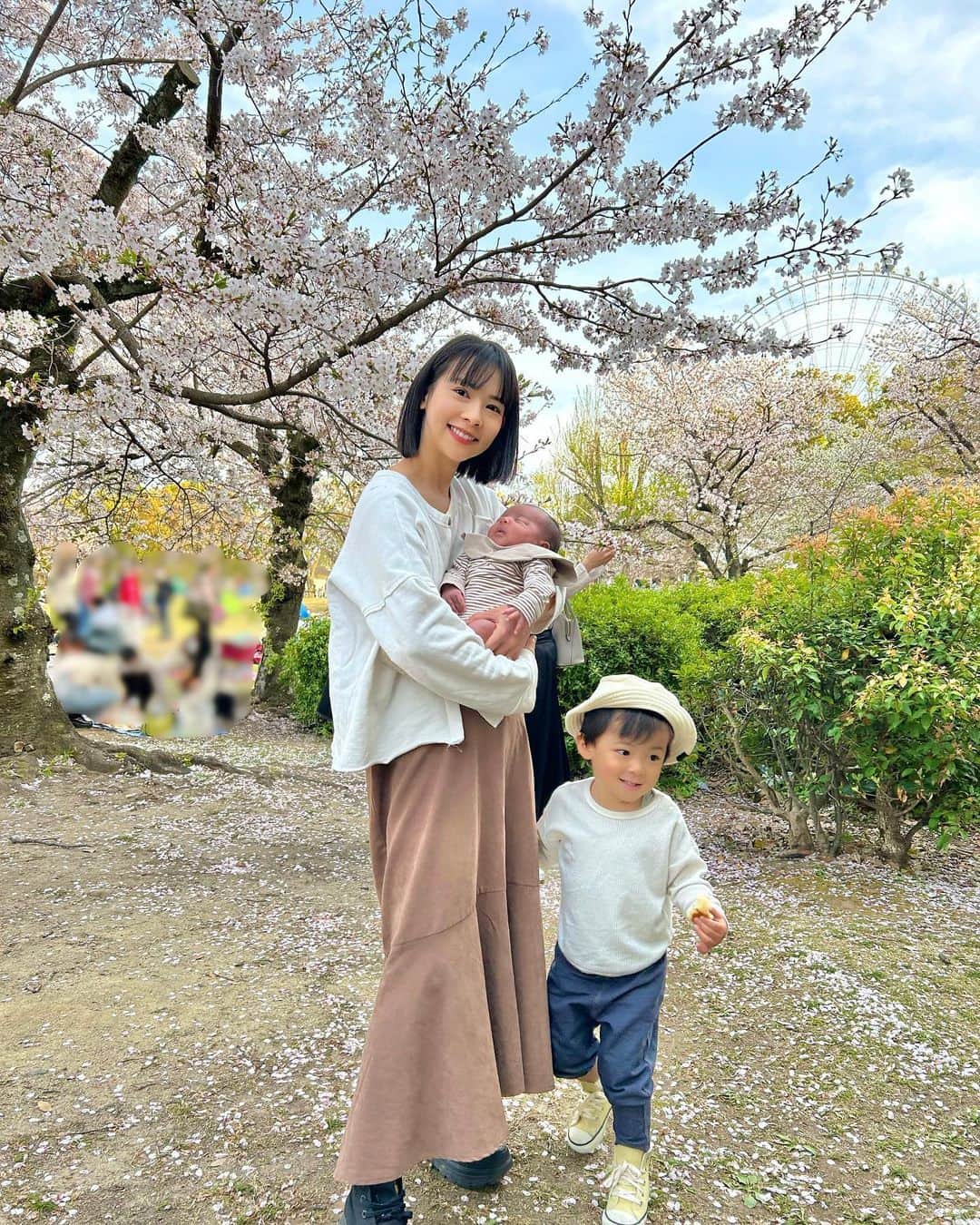 阪本智子さんのインスタグラム写真 - (阪本智子Instagram)「🌸♡  2023.04.03 かのあくん👶🏻あっという間に新生児が終わり、今日は1ヶ月検診に行ってきました💗  お兄ちゃんよりも大きく産まれ、1ヶ月で体重は1.4kgほど増☝️体重が増えすぎてても気にしないでくださいね！と先生から言われるくらい😂 元気にスクスク育っています✨✨  普段はあおはとウォルトが賑やかな中👦🏻🐶📣 基本的に2時間から3時間半ほど寝てくれるので、寝たタイミングであおはとがっつり遊んだり、家のことをしたり、休憩したり出来ています😊  夜中たまに寝ない時もあるけど⭐️ そんな時は手遊びをしたり抱っこでゆらゆらしたりして過ごしてますよ♪  お兄ちゃんが抱っこじゃないと寝られない子で、常に眠かった思い出があるので、、😪笑 かのあはベビーベッドで寝てくれるし、時間も長くて本当に感謝だし🙏 おかげで余裕のある育児が出来ているなと思います💗  これからも明るすぎる家庭で🏡 どんどん大きくなっていこうね😆✨  Aoha 2430g→4012g Kanoa 3120g→4475g  1ヶ月検診の日の碧羽の写真と見比べると 寝顔がやっぱりそっくりだな🥹🥹  #新生児 #新生児卒業 #生後0ヶ月 #生後1ヶ月 #ニューボーンフォト #パーツフォト #2歳差兄弟 #兄弟ママ #阪本智子」4月3日 18時35分 - tomoko_sakamoto423