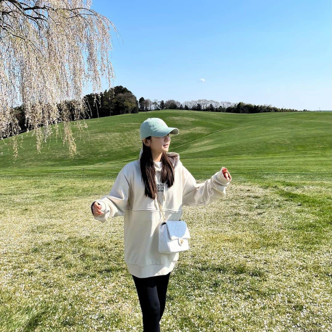 ひよんのインスタグラム：「🐴🌳💓  自然に癒された日🫶 楽ちんだけど可愛いワンピース着ていった☺️👗  @yui_kanno ちゃんのブランドの @crayme_official のものだよ❤️ お腹部分のジッパーを外して、 セットアップにもできるの😍天才👏🏻  レギンスは @chuu_japan の-5kgレギンス！ キャップは @typeservice.web_japan 🧢 バッグは @chanelofficial で、 スニーカーは @celine だよ🧚🏻‍♀️  天気も最高だったし自然が気持ちよくて 本当に良き1日だったー❣️  #ひよん #crayme #nasufarmvillage」