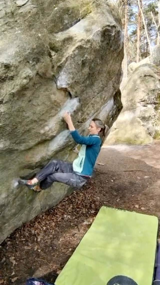 モニカ・レッツィーのインスタグラム：「Climbing, climbing, climbing… 🥰   📹 @dominik.ret   #wearemarmot #andplay #noplacetoofar #itsgreatoutthere #scarpa #bouldering #fontainebleau   @marmot_mountain_europe  @scarpa_de」