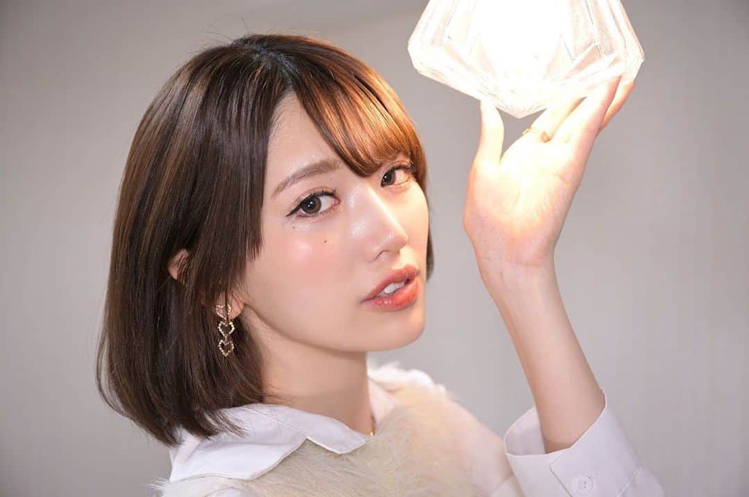のインスタグラム：「なんか魔法使いっぽい笑笑 🪄🧙‍♀️  #撮影会 #撮影 #スタジオ #ボブ #ボブアレンジ #レースクイーン #racequeen#白コーデ #ホワイトコーデ #春コーデ #春#魔法使い」