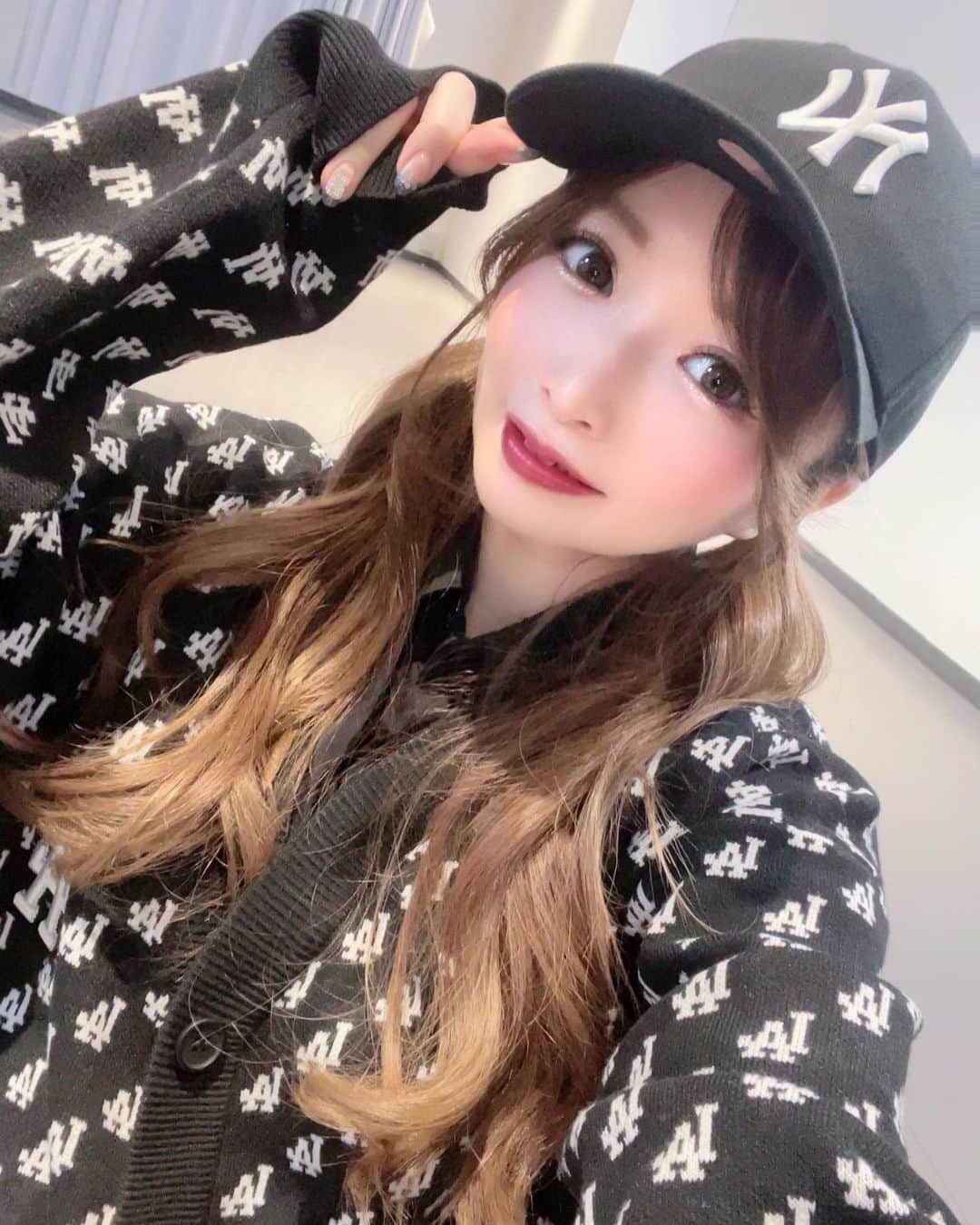 のインスタグラム：「4月🖤🖤🖤  #新宿 #歌舞伎町 #六本木 #北新地 #大阪ミナミ #すすきの #中洲 #銀座 #キャバ嬢 #キャバクラ #ツインテール #kabukicho #japanesegirl #kawaiigirl #点赞 #关注 #评论 #可爱 #キャップ女子 #キャップ #mlbkorea #春コーデ #春服 #zozotown #zozotown購入品」