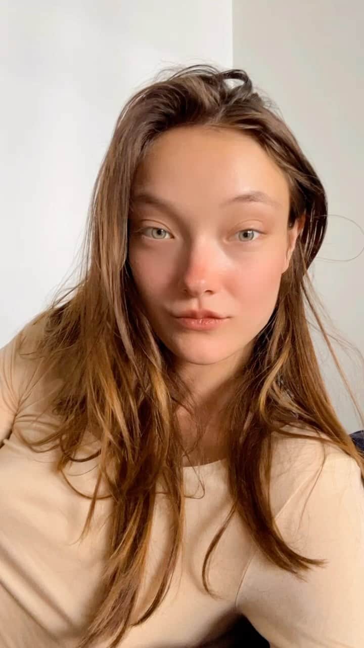 ユミ・ランバートのインスタグラム：「🫣sleepy eye trend」