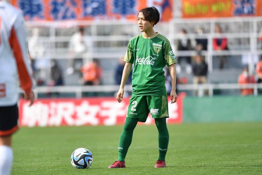木崎あおいのインスタグラム：「_ 初めての西が丘で勝利⚽️ たくさんの応援ありがとうございました！ チャントも作っていただきびっくりしました😳 2番のタオルを掲げてくれているのも めちゃくちゃ嬉しいです（╹◡╹）  少し間が空きますがしっかり課題と向き合ってトレーニングします！  #weリーグ #yogiboweリーグ  #日テレ東京ヴェルディベレーザ  #木﨑あおい」