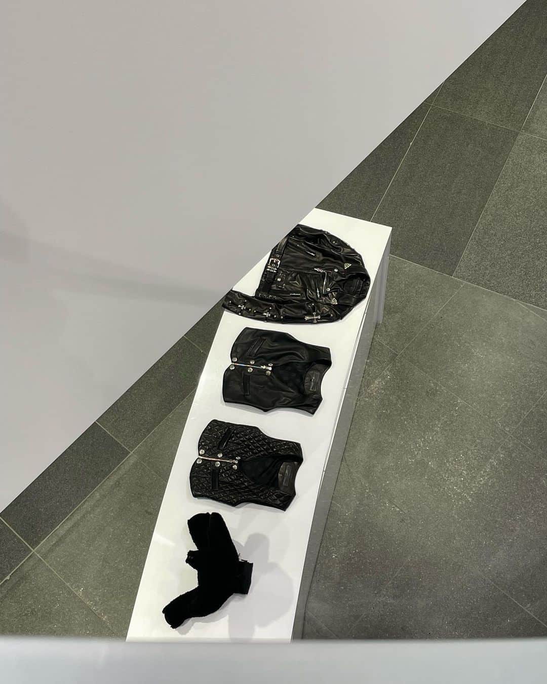 のインスタグラム：「COMME des GARÇONS 青山店のリニューアルを観に行きました。日本上陸が　@commedesgarcons_aoyama だったそうで、その時のラインナップを復活させた、とか（ごめんなさい！間違っていたら！）。  とても新しい空間でした。 #commedesgarcons #chromehearts @chromeheartsofficial #commedesgarconsaoyama」