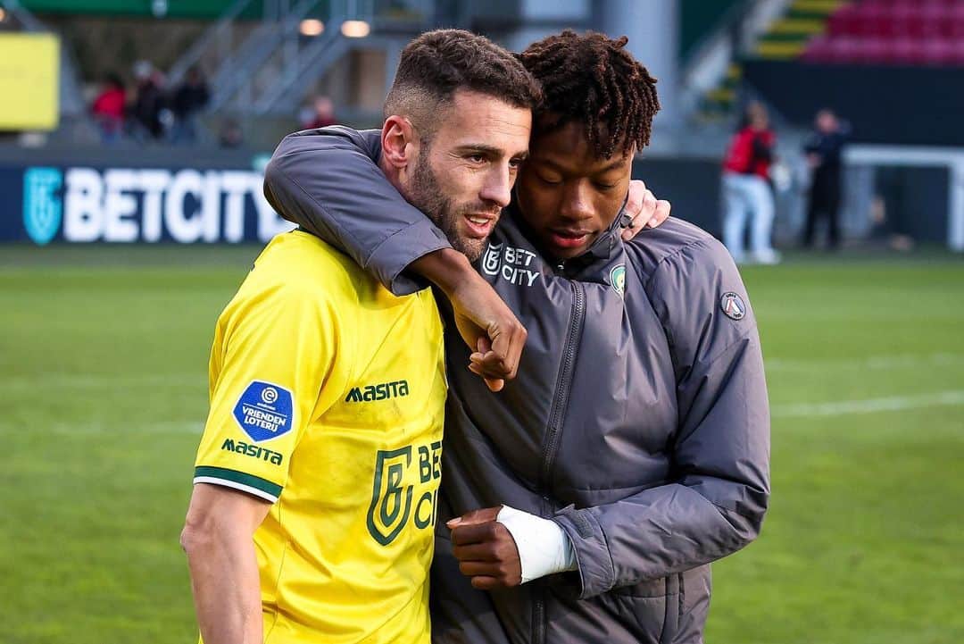 イヴォ・ピントさんのインスタグラム写真 - (イヴォ・ピントInstagram)「Not the best not the worst! But 3 massive points! Worked out again as a Team! We continue all together! Thanks for the support 💛💚 @fortuna.sittard」4月3日 18時44分 - ivopinto6