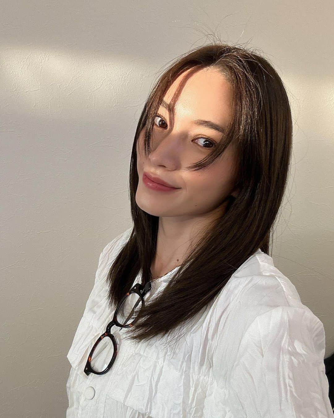 樽見麻緒のインスタグラム：「new hair 前髪も後ろも軽くしてもらい、レイヤー入れてもらって ストレートでもかわいい髪型にしてもらった🤍 このツヤツヤがずっと続けばいいのにな〜🥹  @tomoaki_horikake いつもありがとうございます✂︎✨  #hair#hairstyle#haircut#ヘアカラー#ヘアスタイル#ヘアスタイルミディアム#ミディアムヘア#男の子ママ#子育てママ#ストレートヘア#こどものいる暮らし#ママライフ」
