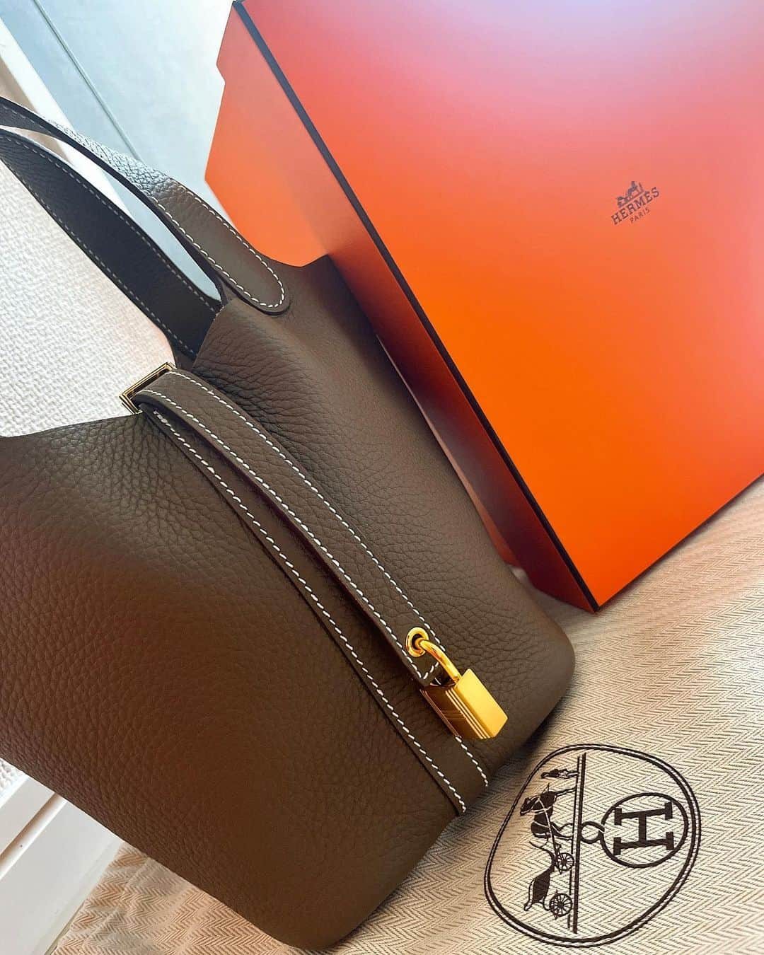 じゅりあんぬさんのインスタグラム写真 - (じゅりあんぬInstagram)「New picotan👜 エトゥープのゴールド金具😍✨ ⁡ ⁡ ⁡ ⁡ ⁡ 可愛すぎるう！！！ 2月にエルメスに行った時に出会えてやっと箱からだせたの🐣 ⁡ ⁡ ⁡ ⁡ #ピコタン#ピコタンロック#エルメス  #バッグ#バッグ好き#コレクション  #hermes#hermès#picotin#picotinlock  #bag#baglover#fashion#likeforlikes」4月3日 18時45分 - juuurrriiiaaa