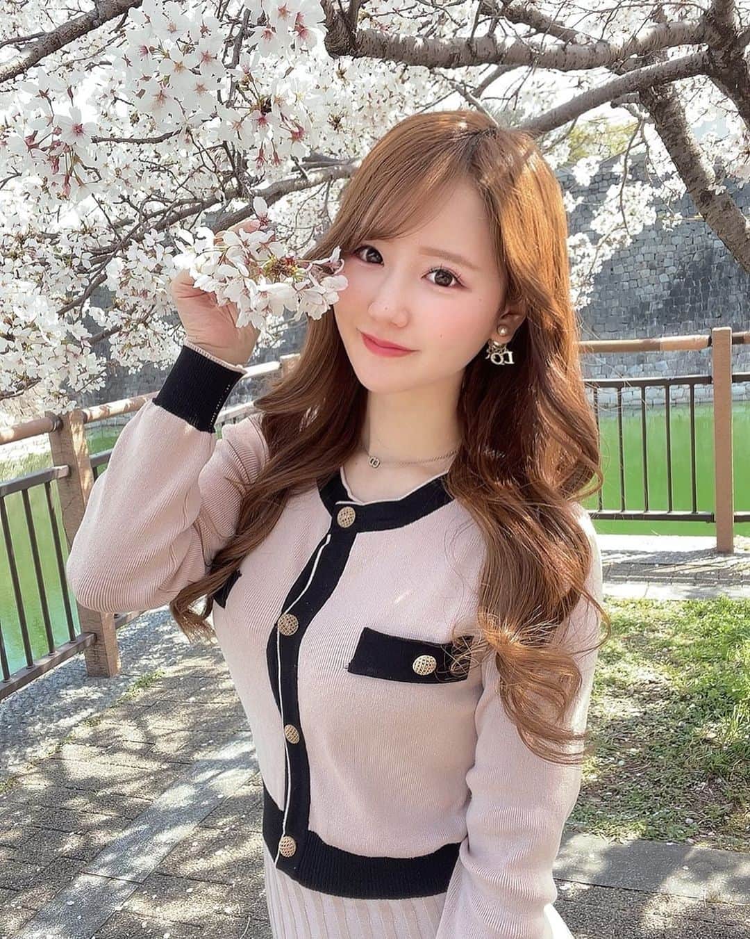 あだちまみのインスタグラム：「.  満開の桜♡🌸 綺麗すぎました🥹🥹  桜に合わせてピンクコーデ🌸 ⁡ #本日のコーデ#outfit #ポートレート#撮影 #撮影モデル#関西被写体#インフルエンサー #ビジネス#副業#事業#女性企業#美容 #ビジョビ#ビジョスタ#女性経営者#桜#お花見」