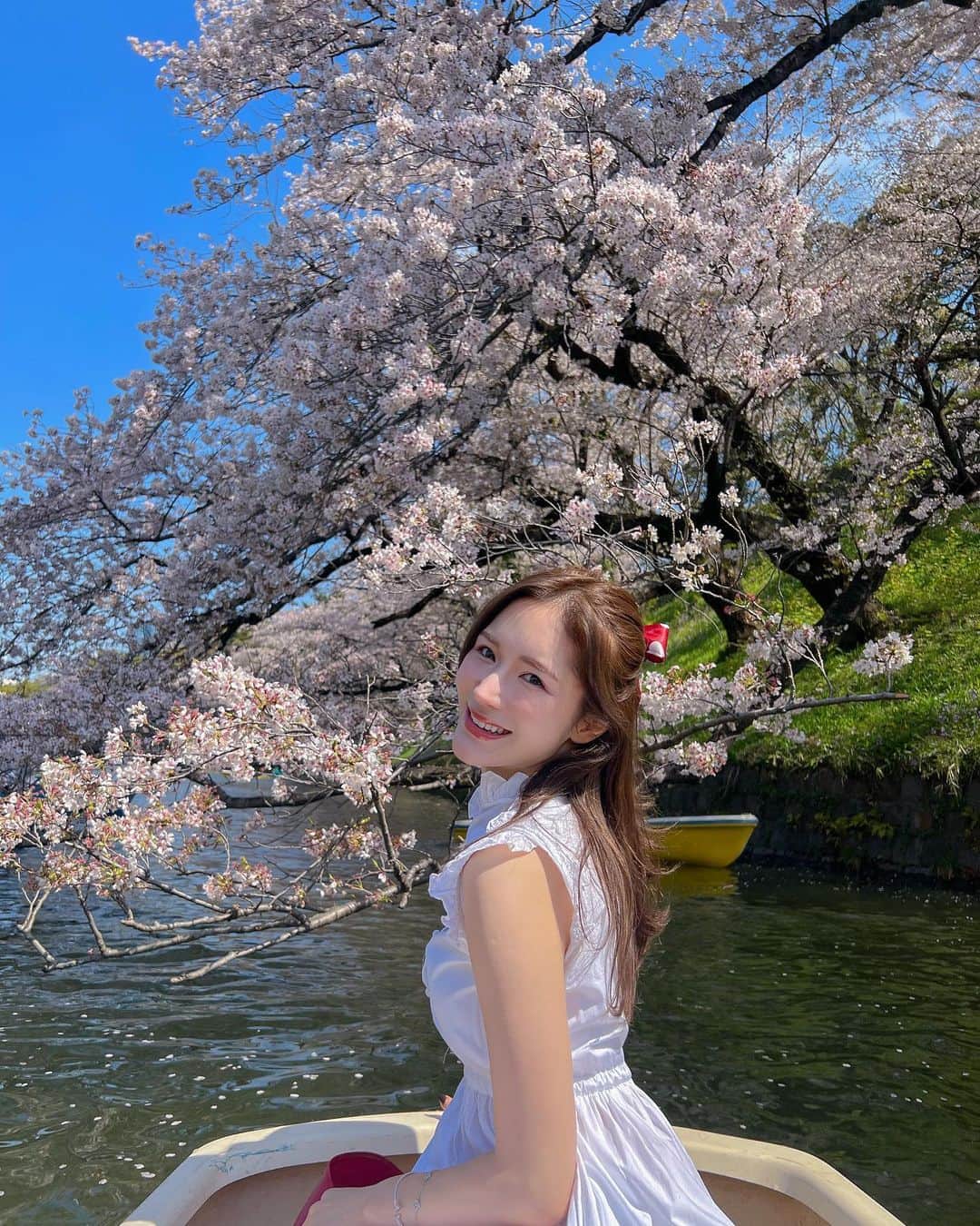 fukishaljのインスタグラム：「🌸  カーディガンを羽織る時は 鞄につけてたスカーフでアレンジしてみました😌❣️」