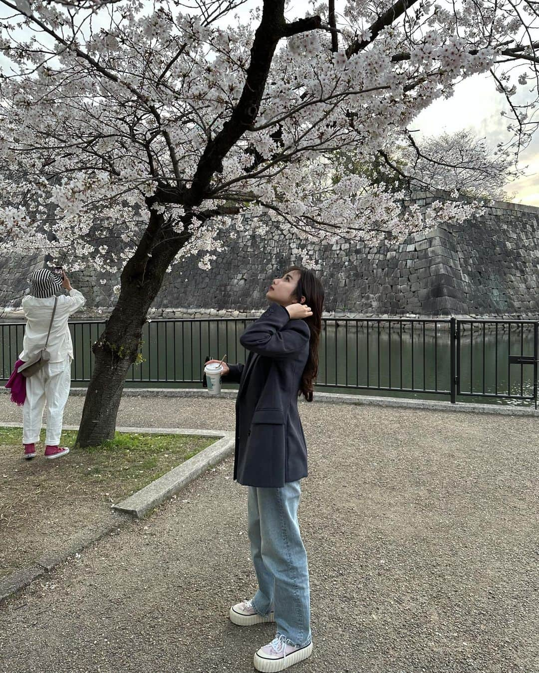 塚本いづみさんのインスタグラム写真 - (塚本いづみInstagram)「. おはなみ 🌸 春なのでピンクスニーカー👟🩷  🏷️ tops: @ungrid_official  outer: @zara  denim: @moussyofficial  bag: bottegaveneta shoes: @diesel」4月3日 18時52分 - lzmye