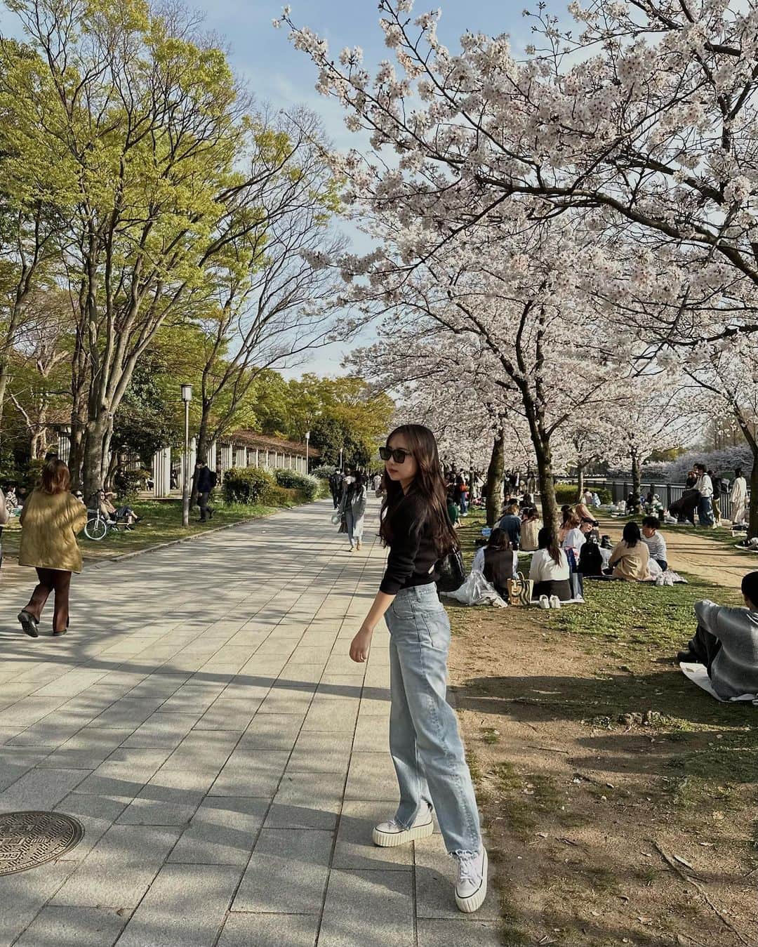 塚本いづみのインスタグラム：「. おはなみ 🌸 春なのでピンクスニーカー👟🩷  🏷️ tops: @ungrid_official  outer: @zara  denim: @moussyofficial  bag: bottegaveneta shoes: @diesel」