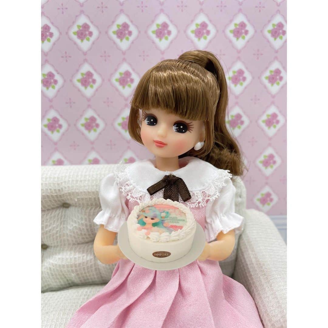 リカちゃんさんのインスタグラム写真 - (リカちゃんInstagram)「あれ？ リカのお誕生日は1ヶ月後なのに、もうバースデーケーキが届いたよ？ パパったら、あわてんぼうなんだから… かわいいし、まあいっか♡ いただきまーす♪  #プリロール #PR https://priroll.jp/shopbrand/ct9877/  #リカちゃん #fashion #ootd #hairstyle #licca #liccadoll #japanesedoll #japan #girl #instadaily #instagood #instagramjapan #instagram」4月3日 18時52分 - bonjour_licca