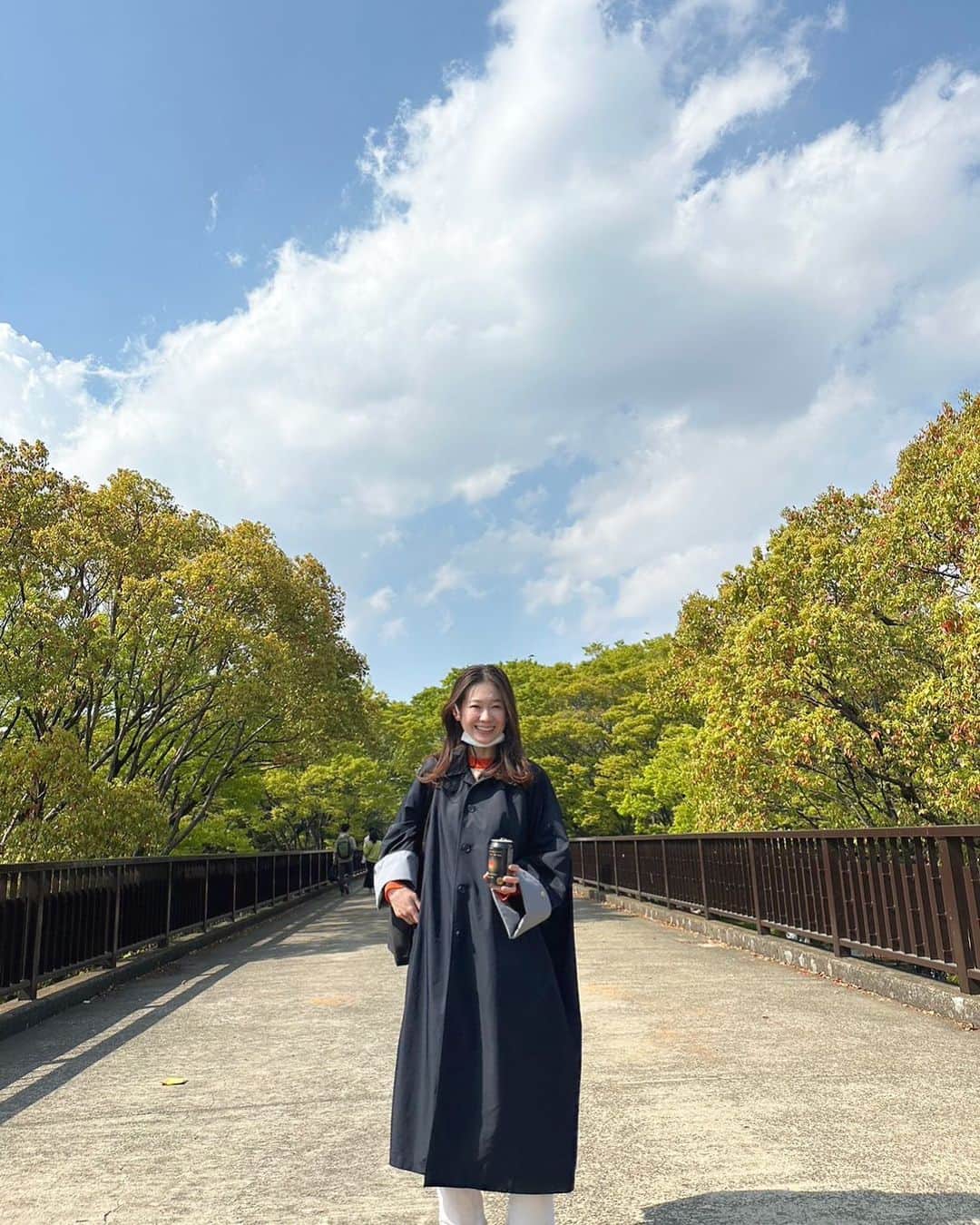 のインスタグラム：「先日のお散歩日和🚶✨ 撮影終わりに桃ちゃんとランチして日向ぼっこして一杯やって、ガッツリ日焼けした模様。  📷 by @momoka.ayukawa_official ❤︎  #お散歩 #お散歩日和 #散歩 #散歩写真 #ピクニック #日向ぼっこ #外飲み #公園 #代々木公園 #お花見 #花見 #park #picnic #picnicday #yoyogipark #sakura #cherryblossom #spring」