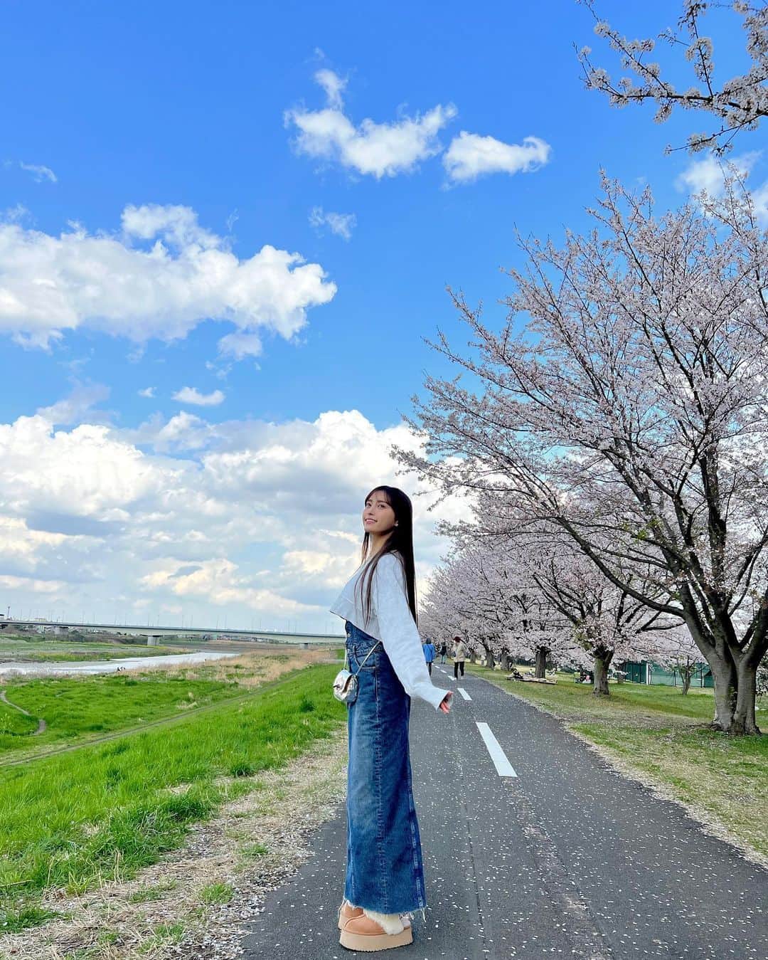 小山リーナさんのインスタグラム写真 - (小山リーナInstagram)「. お花見🌸 ベーグルサンド作ったんだけど3つも食べちゃったよやらかした🥯」4月3日 18時54分 - rina_koyama_box