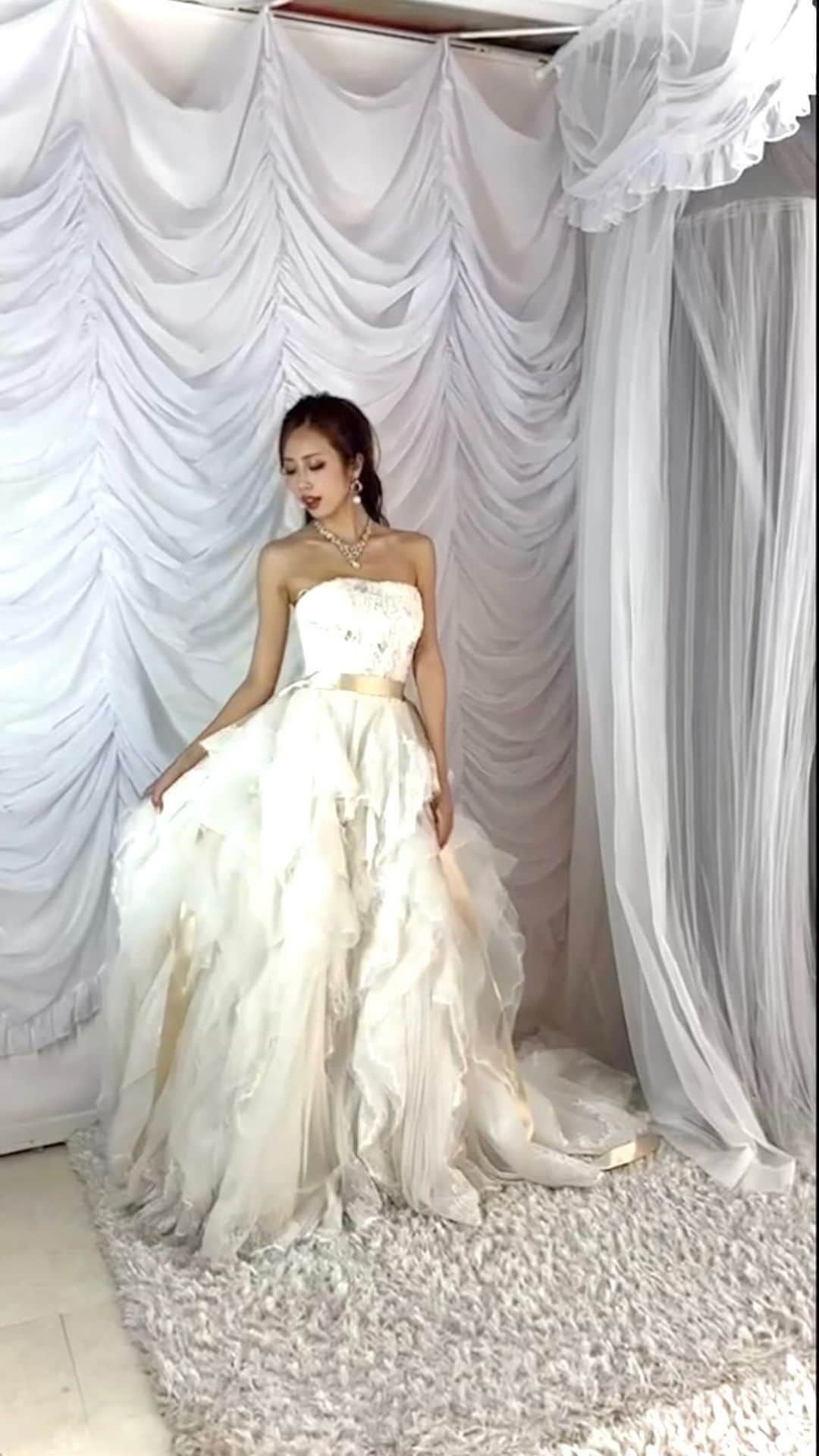 のインスタグラム：「スタジオにドレスがあったから 撮影おわった後に着て撮ってもらった🤣👗 ・ #ウエディングドレス #ウエディング #ドレス #レースクイーン #ラウンドガール #モデル #ダイエット #トレーニング #筋トレ #ファスティング #ゆる巻き #ハーフアップ #ヘアアレンジ #撮影」