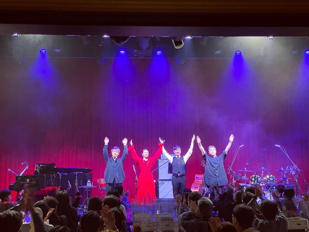 小柳ゆきのインスタグラム：「Billboard Live横浜。 とても楽しい時間でした！！  お越し頂いた皆様、有難うございました🥂 そしてお花や差し入れもいつも有難う✨  お次は4/6,7 のBillboard live東京。 是非遊びにいらしてくださいね😊」