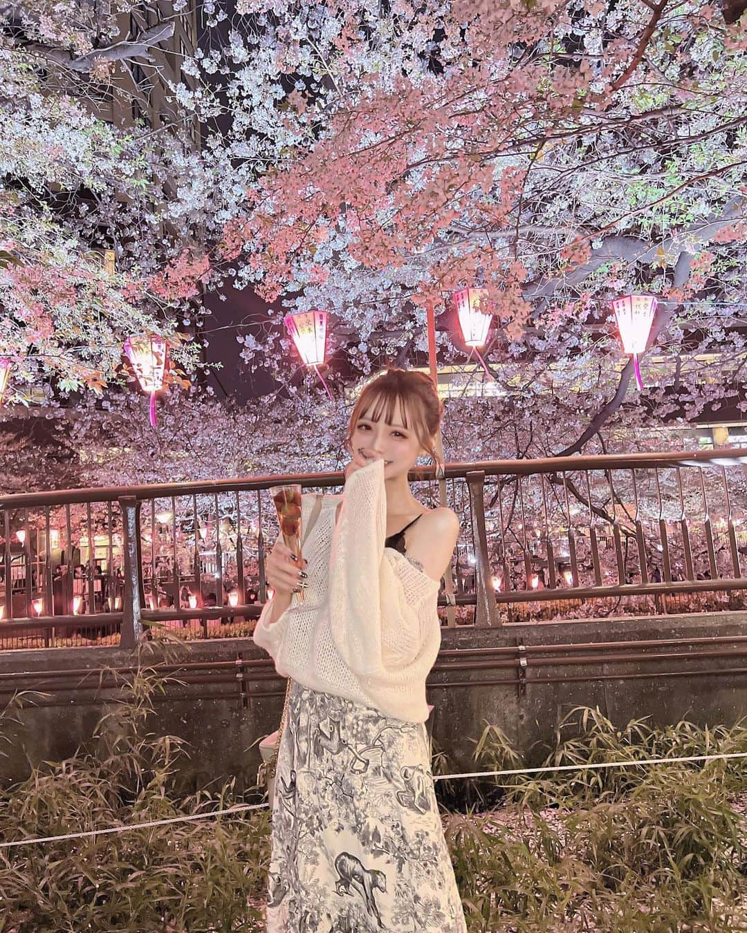 あやちゃんさんのインスタグラム写真 - (あやちゃんInstagram)「夜桜🌸🌙✧︎*。 すっごい綺麗だった♡ 食べ歩きもできたし大満足😋🍓 わりとまだ咲いてたよ❀  #目黒川桜まつり #目黒川 #目黒川の桜 #目黒川沿い #中目黒桜 #目黒川沿い桜並木 #夜桜ライトアップ #夜桜 #お花見 #お花見コーデ #桜スポット #桜並木 #桜スイーツ #いちごシャンパン #アップスタイル #お団子ヘア #まとめ髪アレンジ #japanesegirl #japanstyle」4月3日 18時56分 - aya.you.love.r