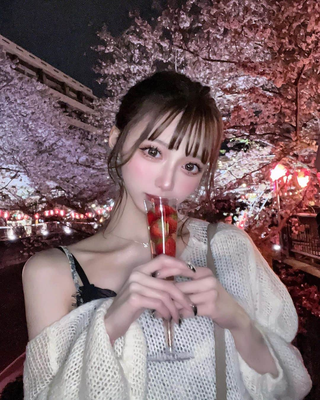 あやちゃんさんのインスタグラム写真 - (あやちゃんInstagram)「夜桜🌸🌙✧︎*。 すっごい綺麗だった♡ 食べ歩きもできたし大満足😋🍓 わりとまだ咲いてたよ❀  #目黒川桜まつり #目黒川 #目黒川の桜 #目黒川沿い #中目黒桜 #目黒川沿い桜並木 #夜桜ライトアップ #夜桜 #お花見 #お花見コーデ #桜スポット #桜並木 #桜スイーツ #いちごシャンパン #アップスタイル #お団子ヘア #まとめ髪アレンジ #japanesegirl #japanstyle」4月3日 18時56分 - aya.you.love.r