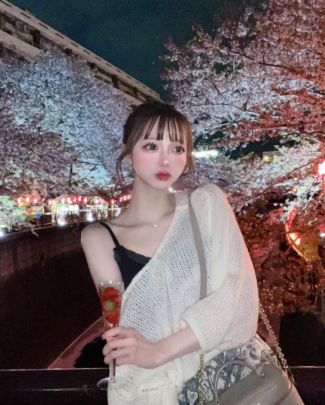 あやちゃんさんのインスタグラム写真 - (あやちゃんInstagram)「夜桜🌸🌙✧︎*。 すっごい綺麗だった♡ 食べ歩きもできたし大満足😋🍓 わりとまだ咲いてたよ❀  #目黒川桜まつり #目黒川 #目黒川の桜 #目黒川沿い #中目黒桜 #目黒川沿い桜並木 #夜桜ライトアップ #夜桜 #お花見 #お花見コーデ #桜スポット #桜並木 #桜スイーツ #いちごシャンパン #アップスタイル #お団子ヘア #まとめ髪アレンジ #japanesegirl #japanstyle」4月3日 18時56分 - aya.you.love.r