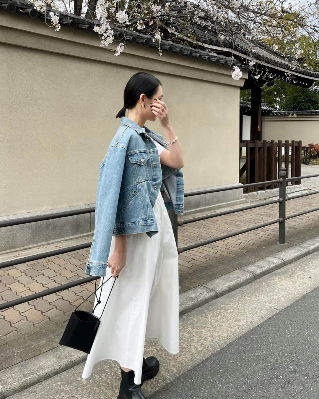 miheeのインスタグラム：「ootd  @stina_official_   可愛いワンピース🤍  女性らしいシルエットが素敵で 合わせ方によって、キレイめにも カジュアルにも🫶🏻  バックデザインの肩紐のリボンも 可愛い🥺  #stina  #onepiece  #🌸」