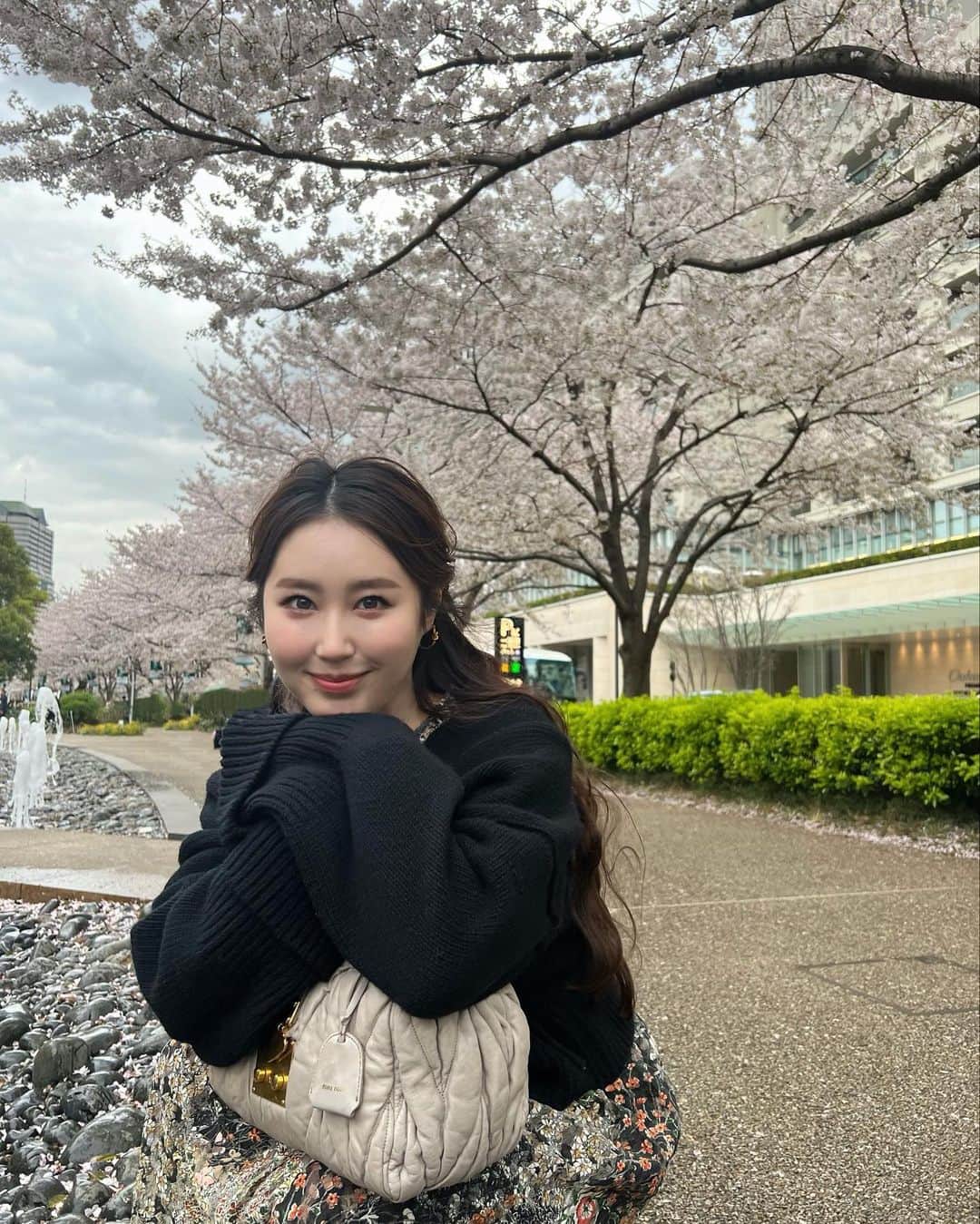八尋莉那のインスタグラム：「大好きな桜🌸春🌸  #桜#春#お花見#ミッドタウン#東京ミッドタウン#中目黒#目黒川#六本木#東京#港区#渋谷区#春服#spring」