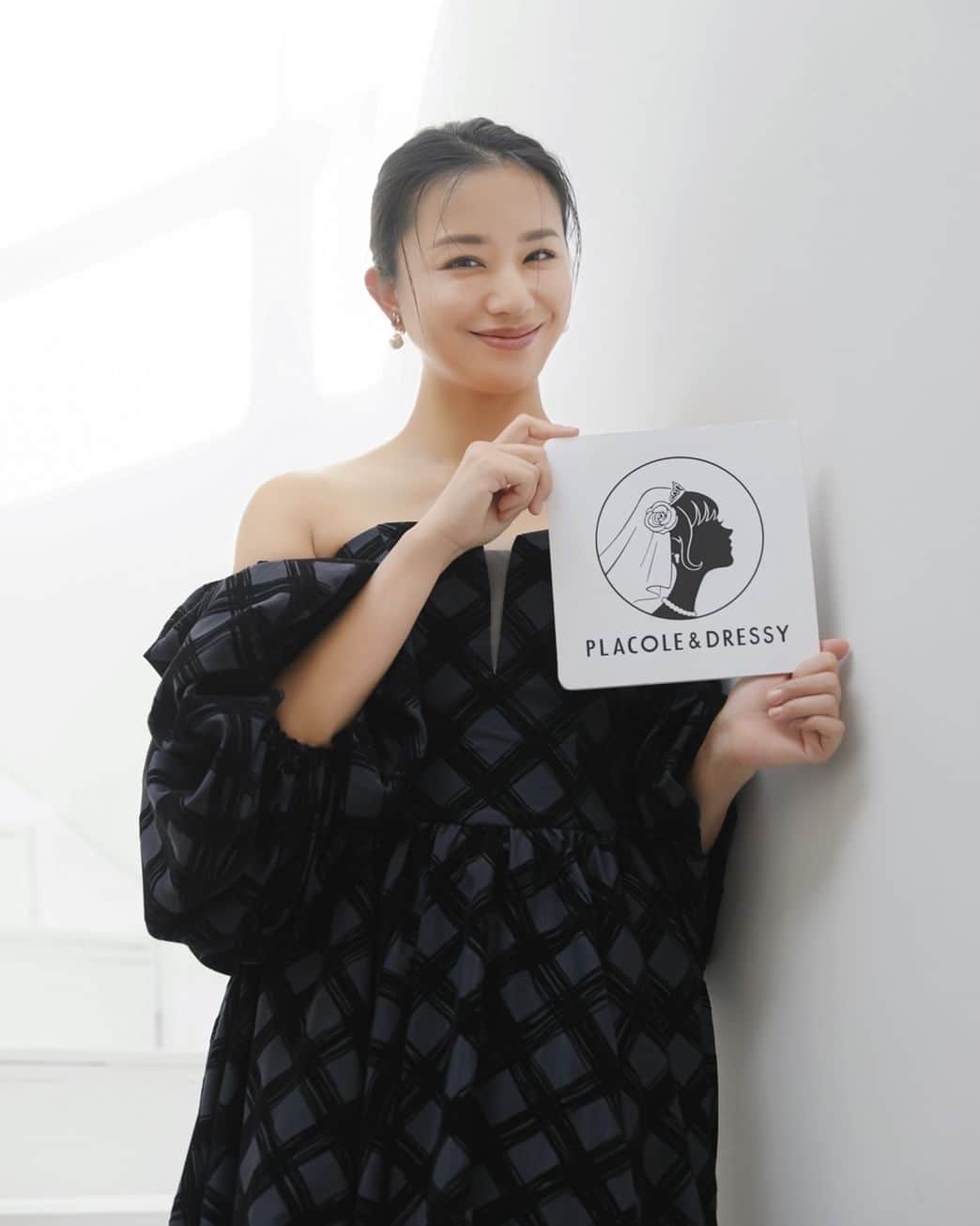 デコルテウエディングフォトグループさんのインスタグラム写真 - (デコルテウエディングフォトグループInstagram)「* PLACOLE&DRESSY 2023年4月号にて、 高橋メアリージュンさん（@maryjuntakahashi）に デコルテのドレスを着用していただきました👗✨ @placole_dressy  ・韓国ドレスブランド『Aurum』のマーメイドドレス ・オリジナルカラードレスブランド『même』のネイビードレス いずれもとっても素敵に着こなしていただいています！  インタビューではドレスの感想などについても お話ししてくださっているので、ぜひ見てみてくださいね。 https://dressy.pla-cole.wedding/vol33-takahashimaryjun/  ーーーーーーーーーーーーーーーー もっとたくさん写真を見たい方は ⇒#デコルテフォト で検索💡  自分たちに合うウェディングフォトを知りたいなら ⇒ハイライトから公式LINEへ🌟  デコルテの衣装をたくさん見たい方は ⇒ @decollte_wedding⁡ ⁡ デコルテの採用情報は ⇒ @decollte_recruit フォトグラファー・ヘアメイク・プランナー募集中！  #撮る結婚式 #撮る結婚式という幸せを #スタジオアクア #スタジオTVB #スタジオエイト #スタジオAN #スタジオsuns #結婚式準備 #前撮り #写真で結婚式 #結婚写真 #韓国ドレス #日本初上陸 #新作ドレス #ウェディング #ウェディングフォト #ドレス選び #韓国 #前撮り #フォトウェディング #後撮り #前撮りドレス #ウェディングドレス #ドレス迷子 #ドレス探し #高橋メアリージュン #カラードレス #プラコレ #DRESSY花嫁」4月3日 19時00分 - decollte_weddingphoto