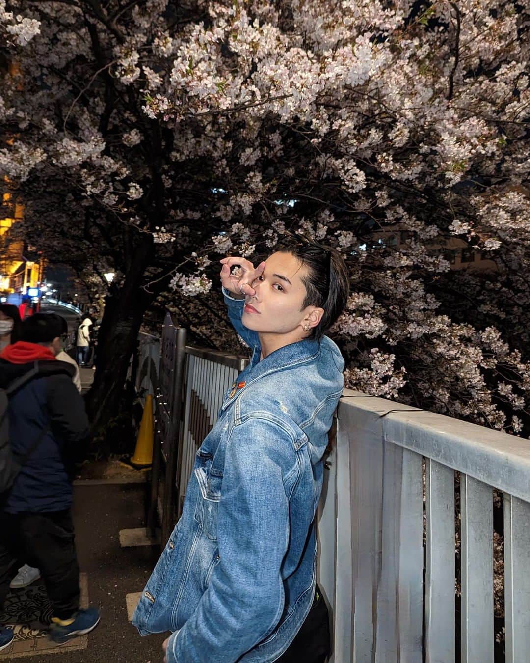 中里真哉斗のインスタグラム：「cherry blossoms at night 😘 目黒の夜桜見に行ったらライトアップ終わってた🥲🥲 ・ ・ ・ ・ ・ ・ ・ ・ ・ ・ ・ ・ ・ ・ ・ #fashion #03 #fyp #foryou  #Japan #Japanlife #Japanese #Japaneseboy #lifestyle #Tokyo #tokyolife #outfit#ootd#street#memories #workout  #cherryblossom」