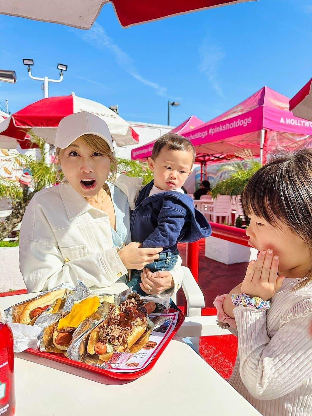 吉田ちかのインスタグラム：「Pinks hot dogs!! Do you guys remember this place? Pudding was 4 months when we came here last! Now we’ve got Clover with us who is already one and a half and walking😆  BTW, I got the LAFC dog, which was topped with grilled steak, coleslaw, and BBQ sauce😳 but omg it was soooo good!  ピンク・ホットドッグス!! 皆さん、この場所覚えていますか？ 前に来たのはプリンが4ヶ月の頃👶🏻 今回はなんとクローバーがその時のプリンよりももっと大きい1歳半で歩いてるから不思議です😆  ちなみに、私はグリルステーキ、コールスロー、BBQソースが乗ったホットドックを食べました😳 美味しい〜‼️」