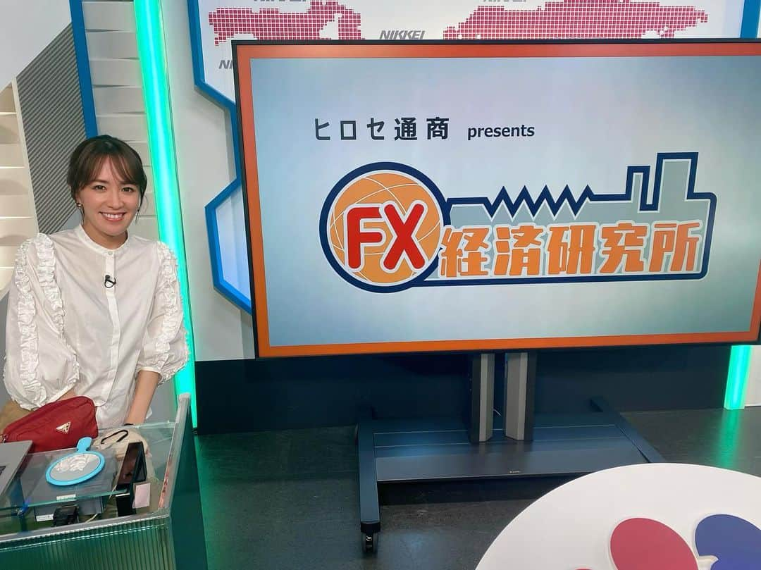 堤友香のインスタグラム：「. 今年度も 日経 CNBC  【FX経済研究所】 どうぞよろしくお願い致します🙇‍♀️  世界情勢に目を向け 為替相場と向き合う日々は 刺激的で本当に楽しいです😆  そしてMC2年目となりますので 番組進行はもちろん、 得た知識をもとに 個人的なトレードの精度も高めたいです💪 （マイルールを守る！絶対！笑）  トレーダーの皆様、 一緒に楽しみましょう💹✨  #日経 #日経cnbc #fx経済研究所  #ドル円 #トレーダー #トレーダー女子 #トレーダーと繋がりたい  #キャスター #アナウンサー」