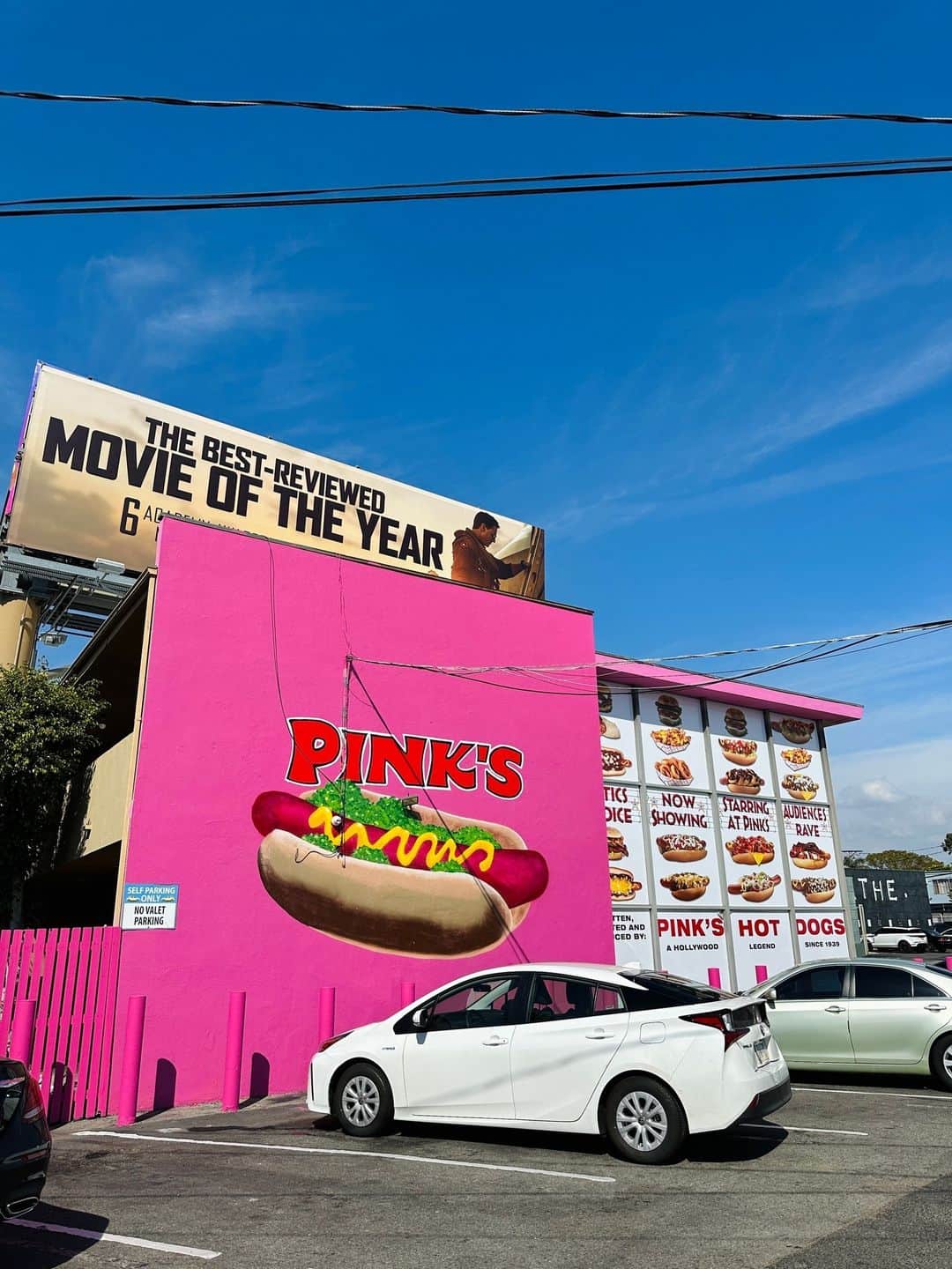 吉田ちかさんのインスタグラム写真 - (吉田ちかInstagram)「Pinks hot dogs!! Do you guys remember this place? Pudding was 4 months when we came here last! Now we’ve got Clover with us who is already one and a half and walking😆  BTW, I got the LAFC dog, which was topped with grilled steak, coleslaw, and BBQ sauce😳 but omg it was soooo good!  ピンク・ホットドッグス!! 皆さん、この場所覚えていますか？ 前に来たのはプリンが4ヶ月の頃👶🏻 今回はなんとクローバーがその時のプリンよりももっと大きい1歳半で歩いてるから不思議です😆  ちなみに、私はグリルステーキ、コールスロー、BBQソースが乗ったホットドックを食べました😳 美味しい〜‼️」4月3日 19時01分 - bilingirl_chika