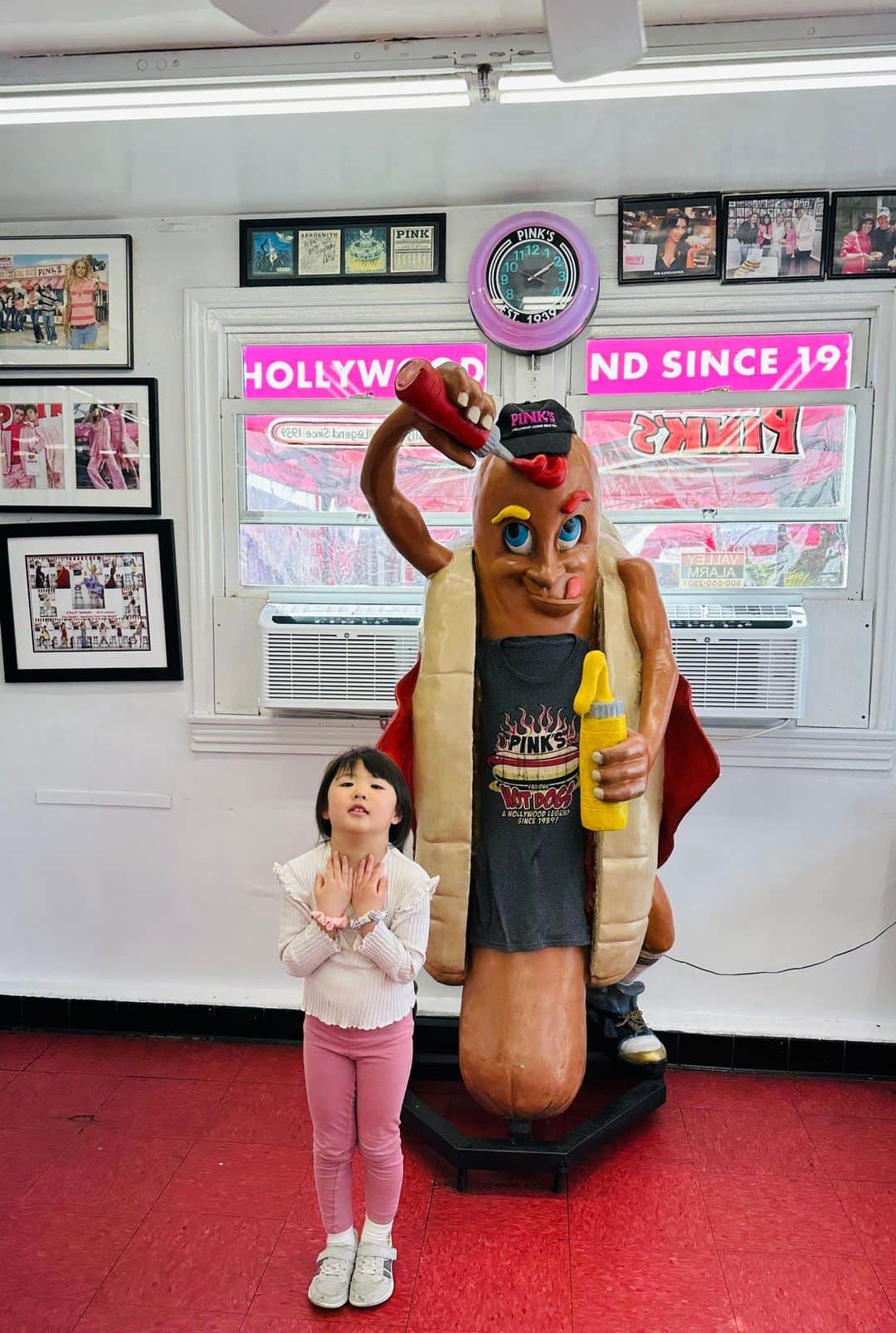 吉田ちかさんのインスタグラム写真 - (吉田ちかInstagram)「Pinks hot dogs!! Do you guys remember this place? Pudding was 4 months when we came here last! Now we’ve got Clover with us who is already one and a half and walking😆  BTW, I got the LAFC dog, which was topped with grilled steak, coleslaw, and BBQ sauce😳 but omg it was soooo good!  ピンク・ホットドッグス!! 皆さん、この場所覚えていますか？ 前に来たのはプリンが4ヶ月の頃👶🏻 今回はなんとクローバーがその時のプリンよりももっと大きい1歳半で歩いてるから不思議です😆  ちなみに、私はグリルステーキ、コールスロー、BBQソースが乗ったホットドックを食べました😳 美味しい〜‼️」4月3日 19時01分 - bilingirl_chika